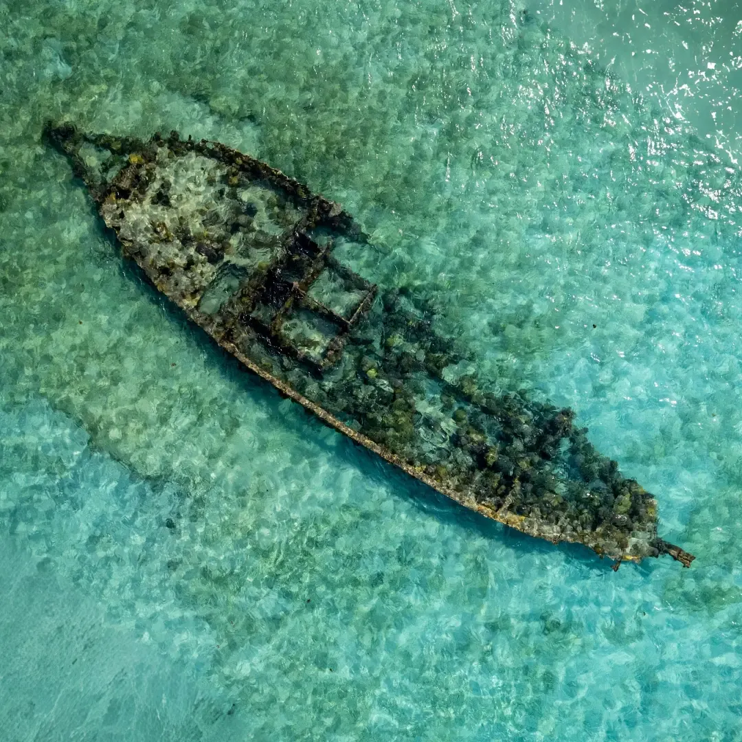 relitto di una nave abbandonata sommerso dall'acqua cristallina