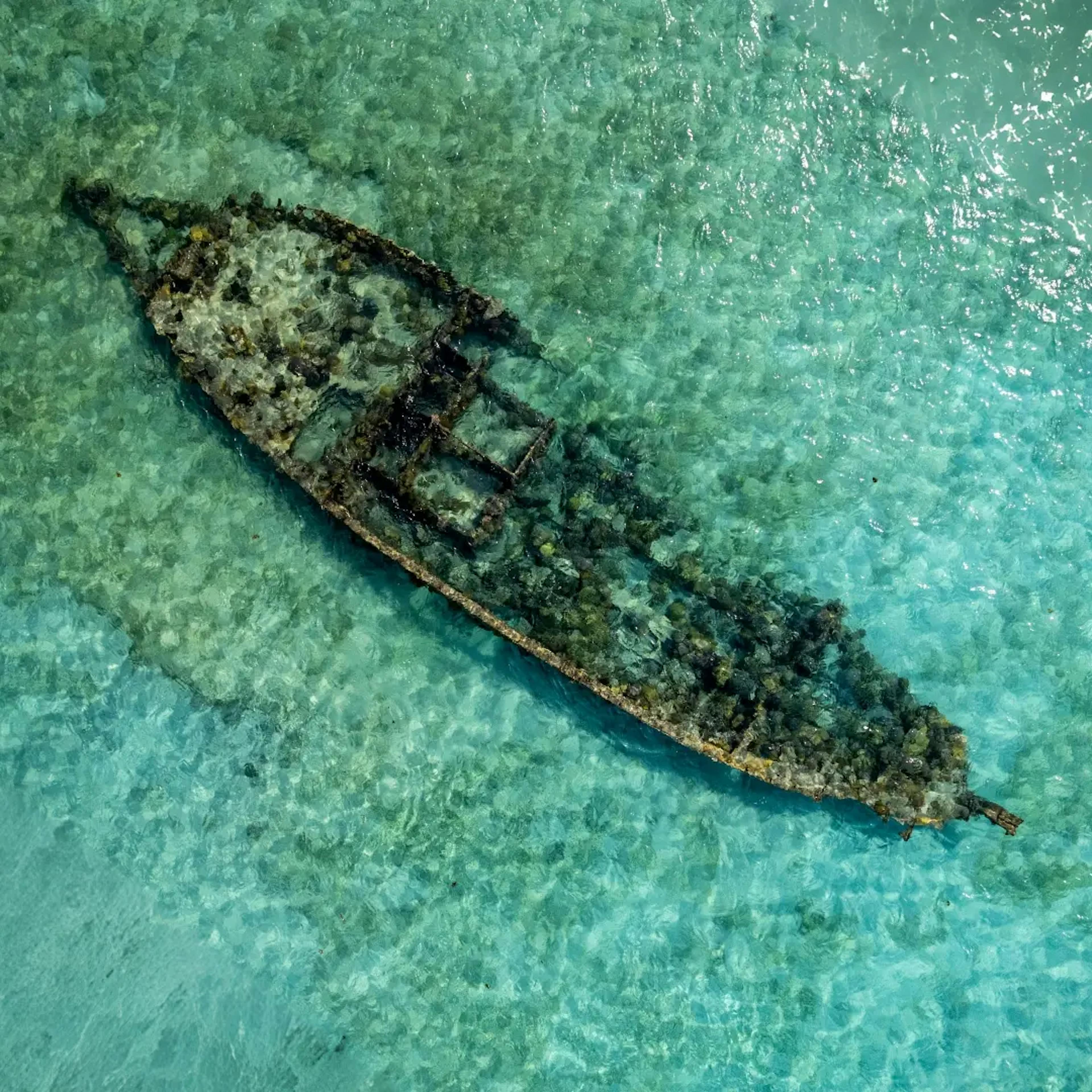 relitto di una nave abbandonata sommerso dall'acqua cristallina