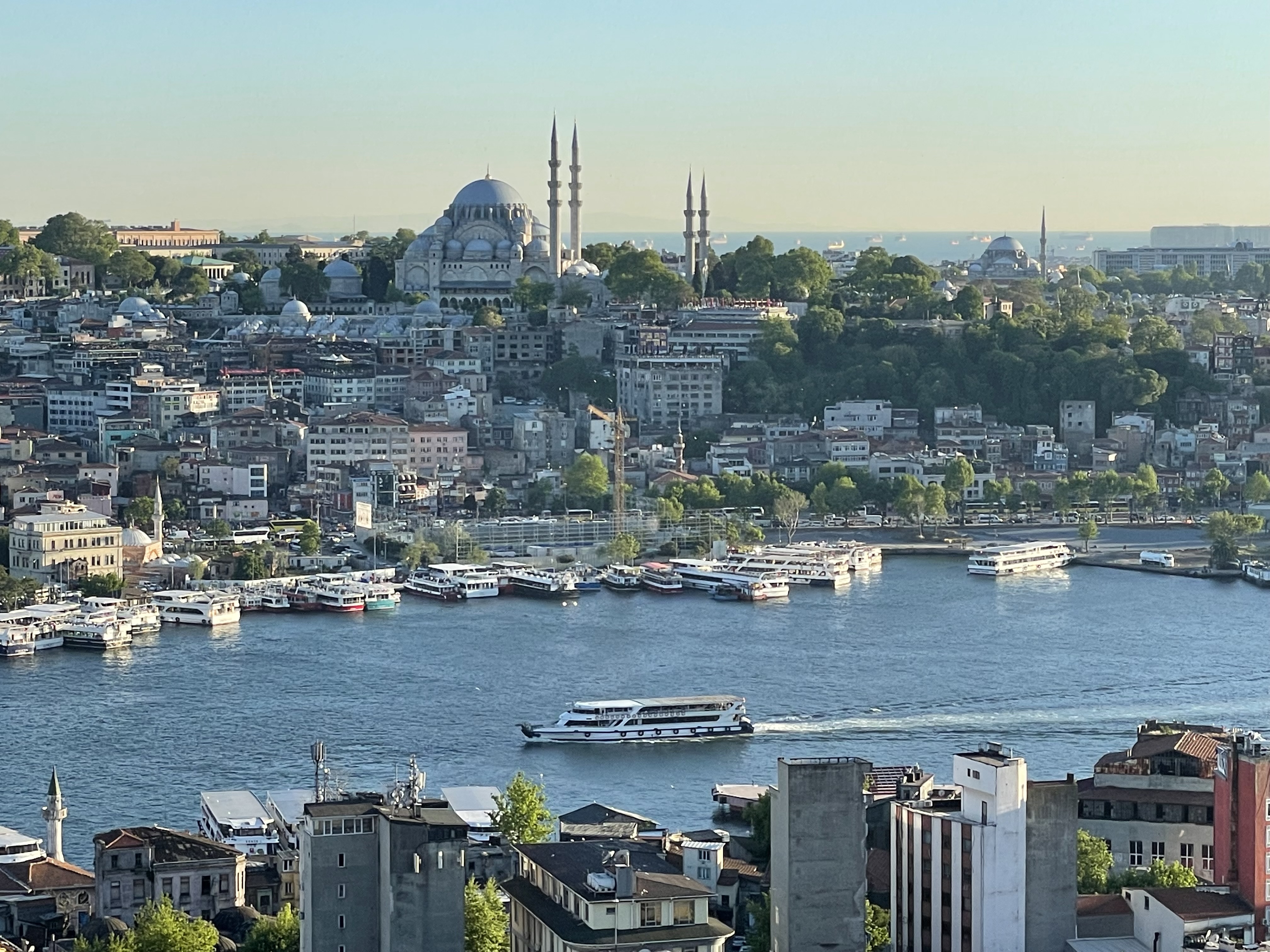 istanbul dall'alto in pieno giorno con visione del bosforo attraversato da un traghetto
