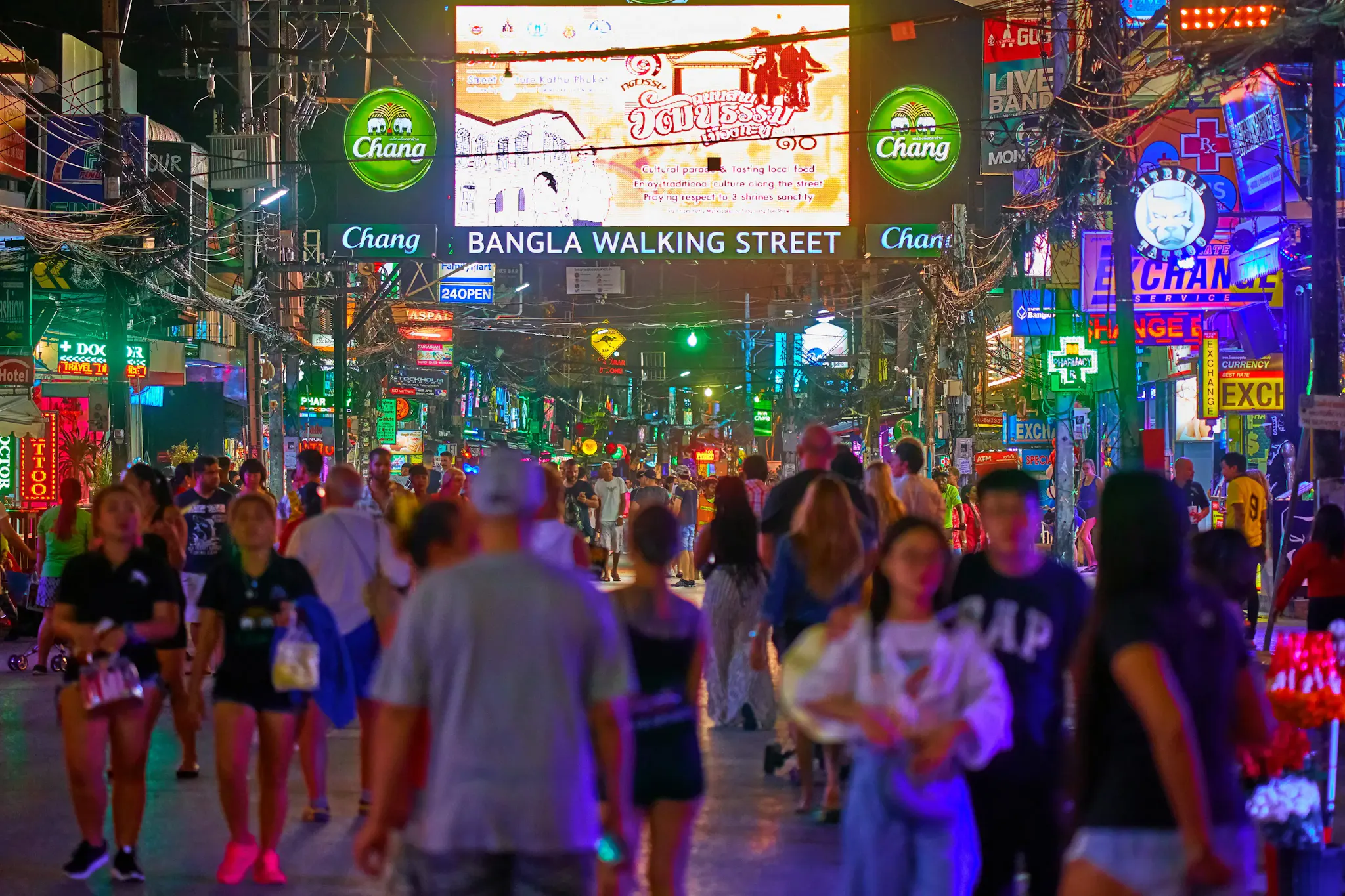 Bangla Road è una delle attrazioni principali di Phuket