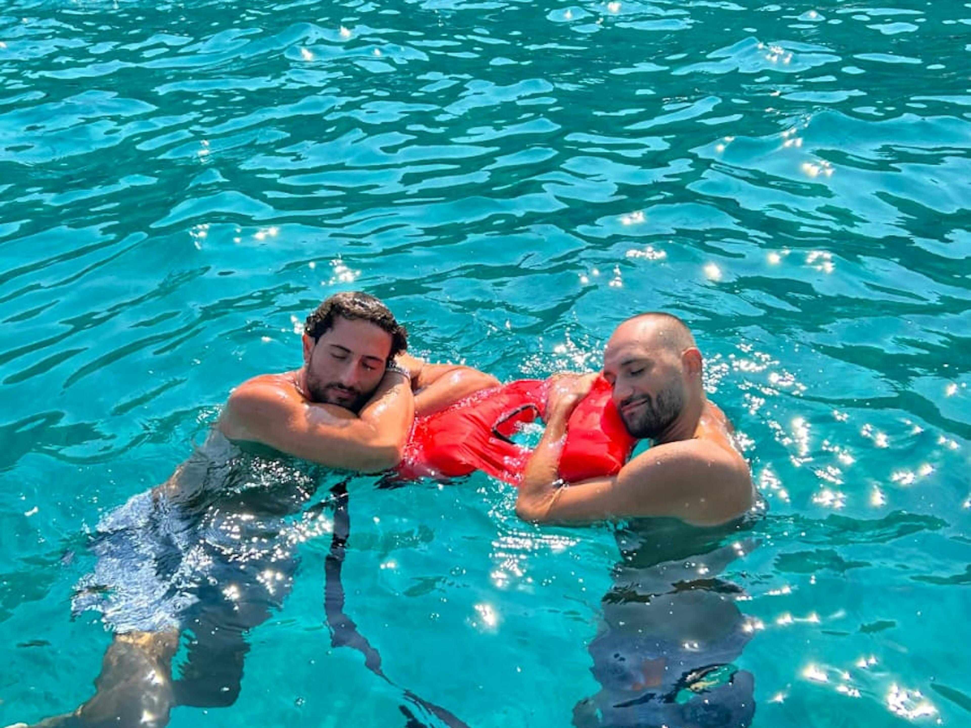 2 ragazzi che nuotano nelle calette di Maiorca