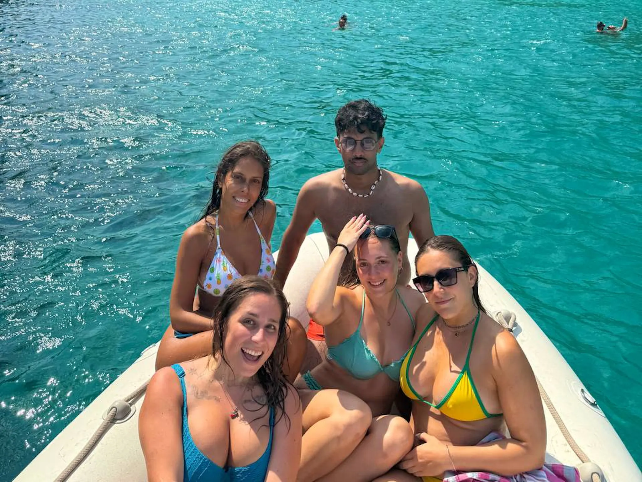 Gruppo di ragazzi in barca lungo le coste di Maiorca
