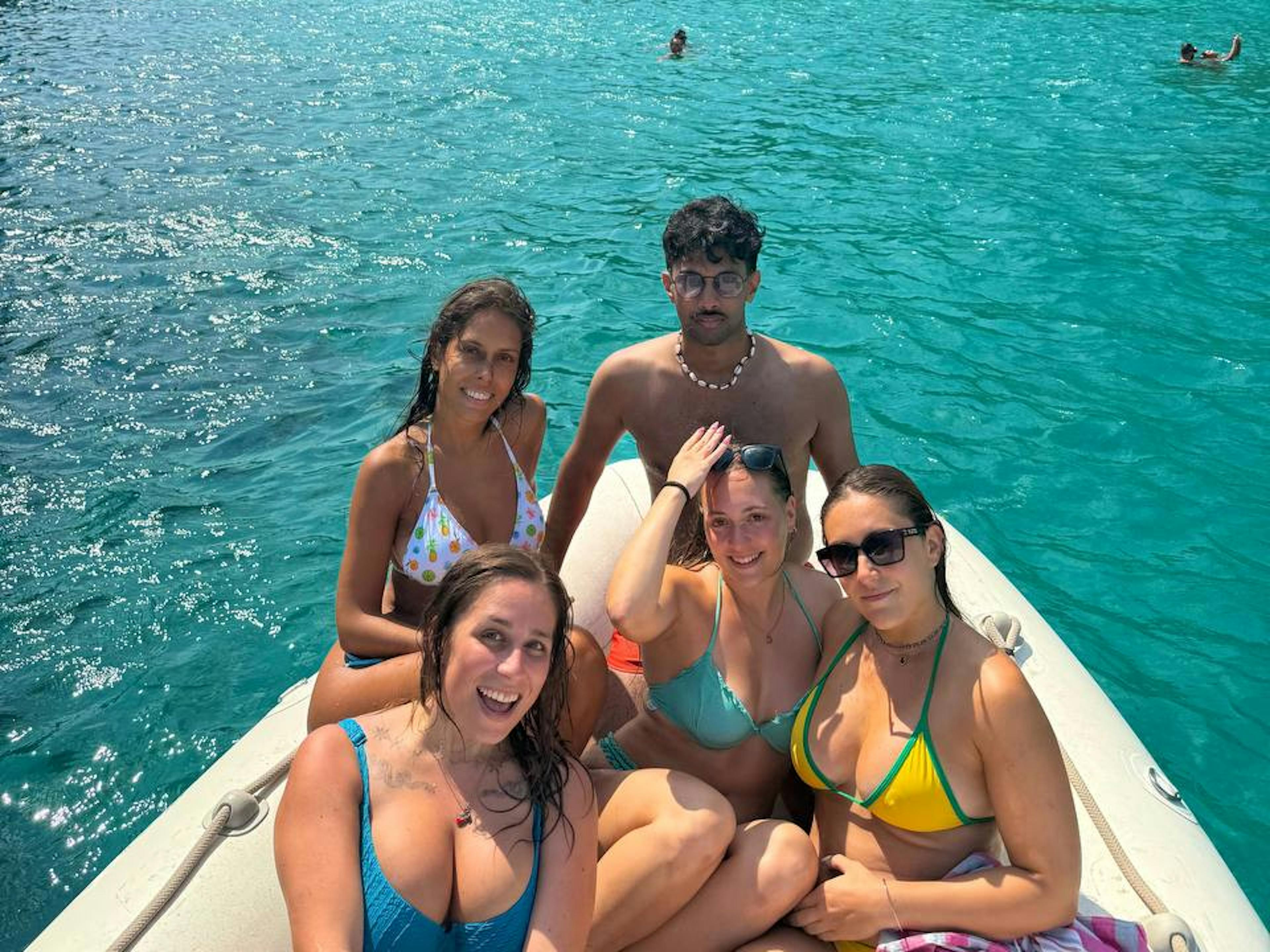 Gruppo di ragazzi in barca lungo le coste di Maiorca