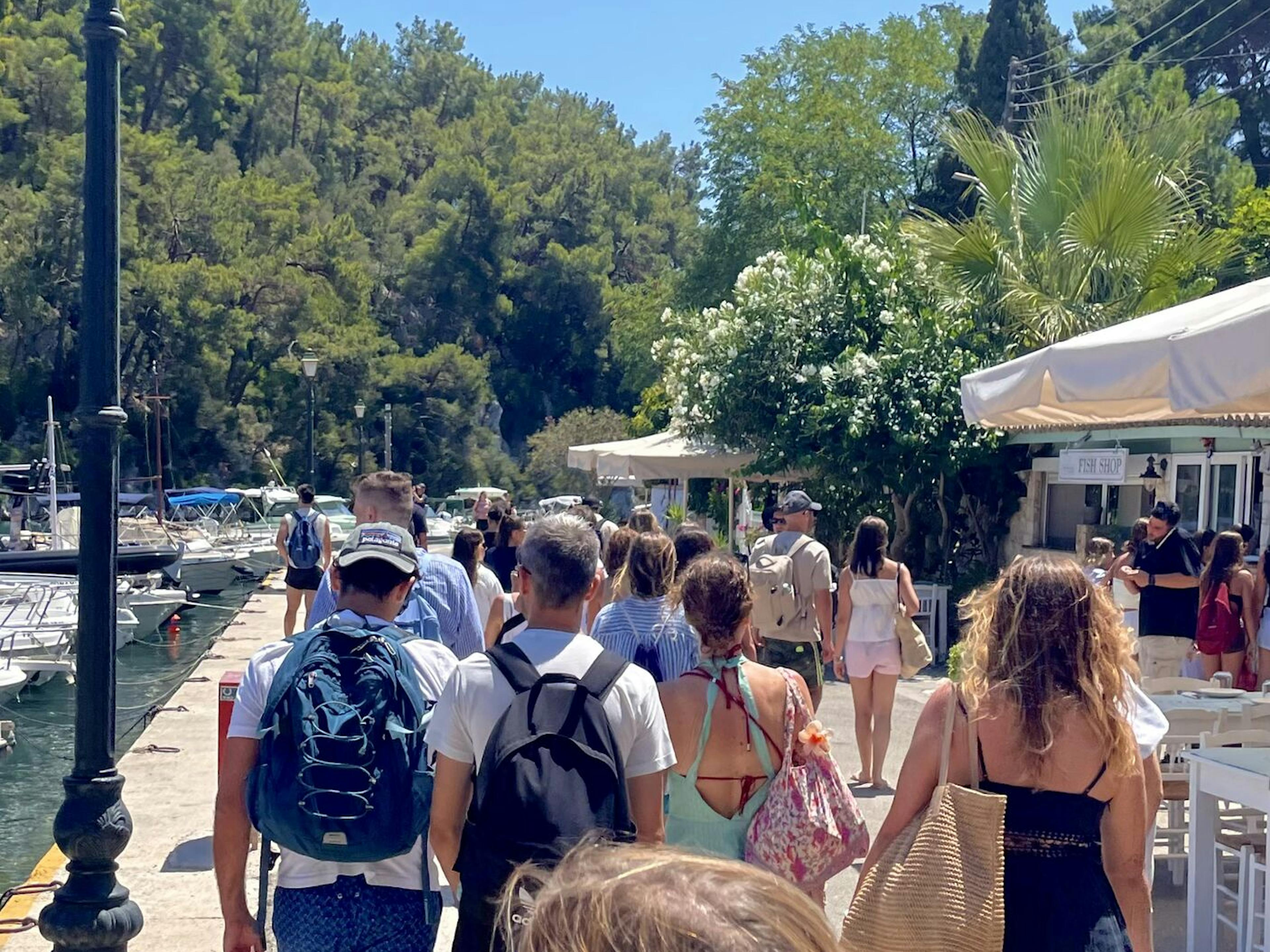 Gruppo di ragazzi che passeggia per Corfù