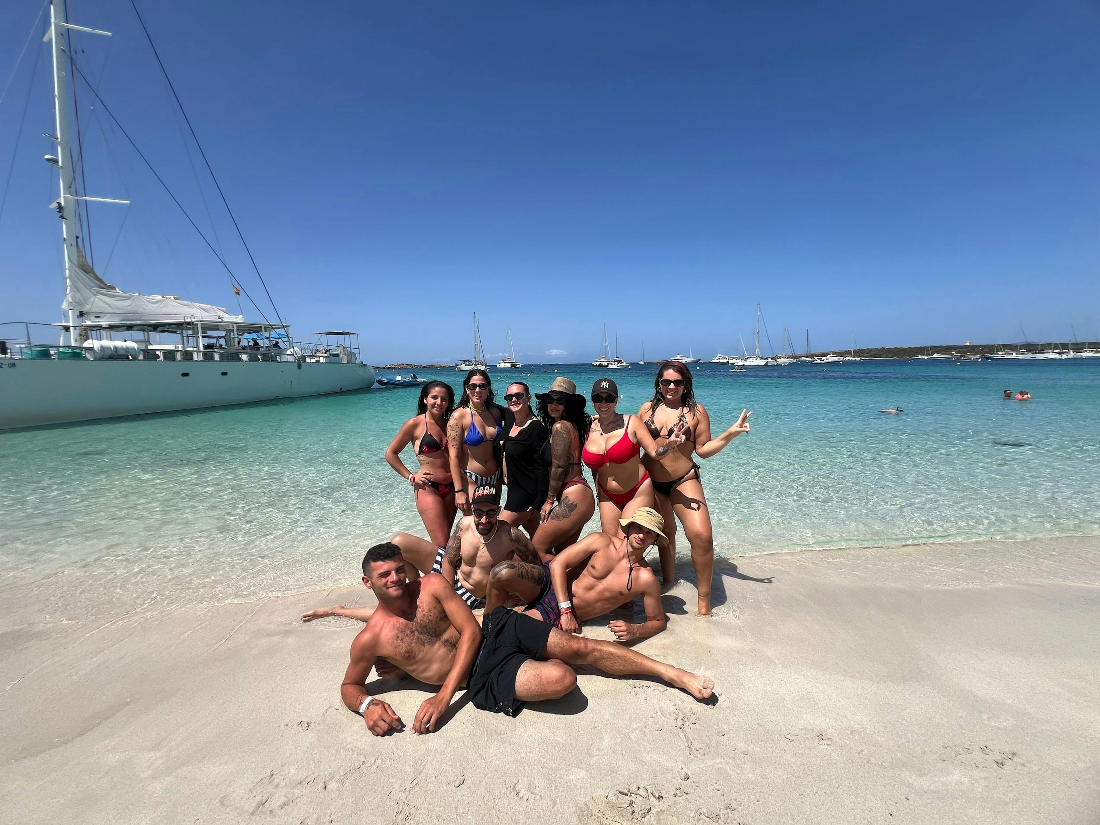 gruppo di ragazzi in spiaggia ad Ibiza