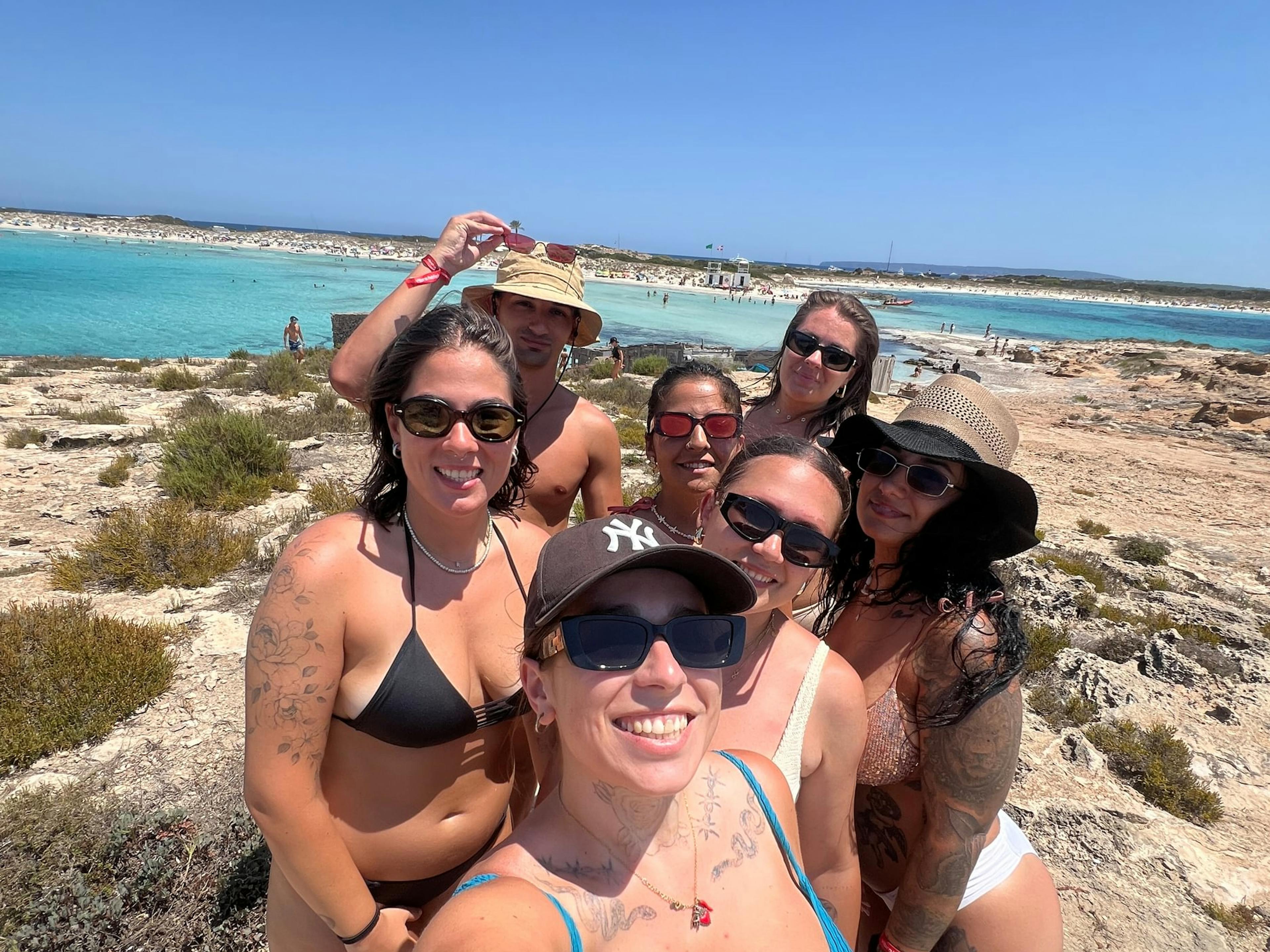 selfie di gruppo in una spiaggia incontaminata