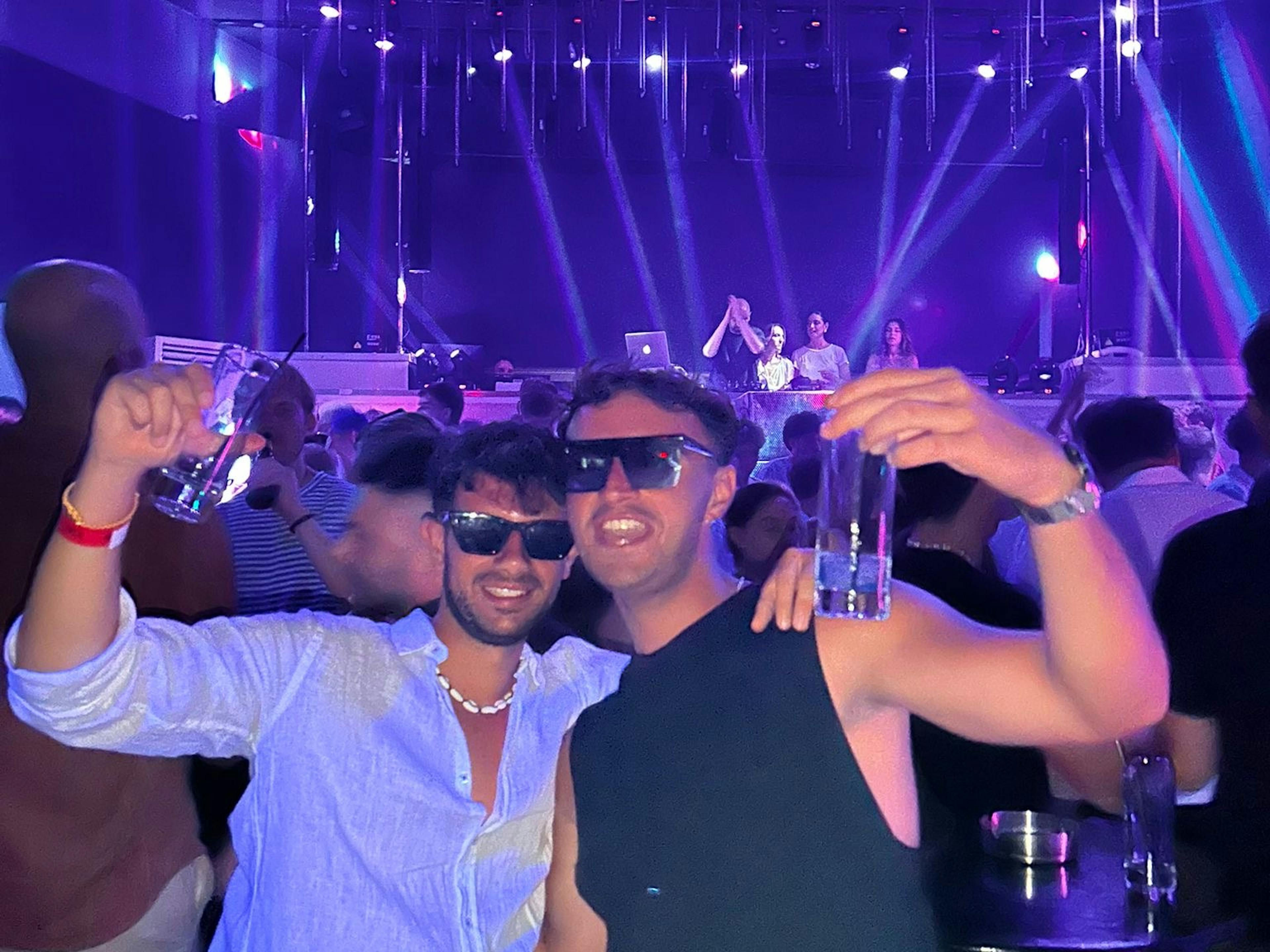 Ragazzi che fanno festa a Rodi