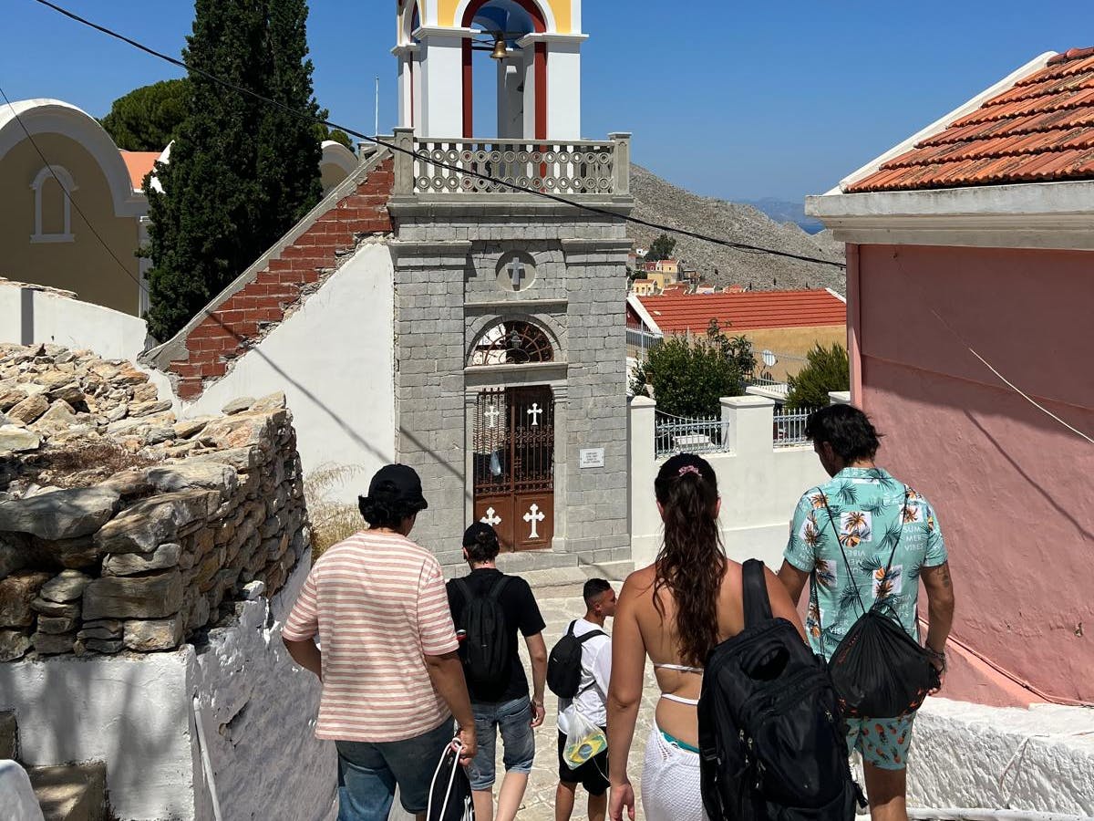 Gruppo di ragazzi a passeggio sull'isola Symi