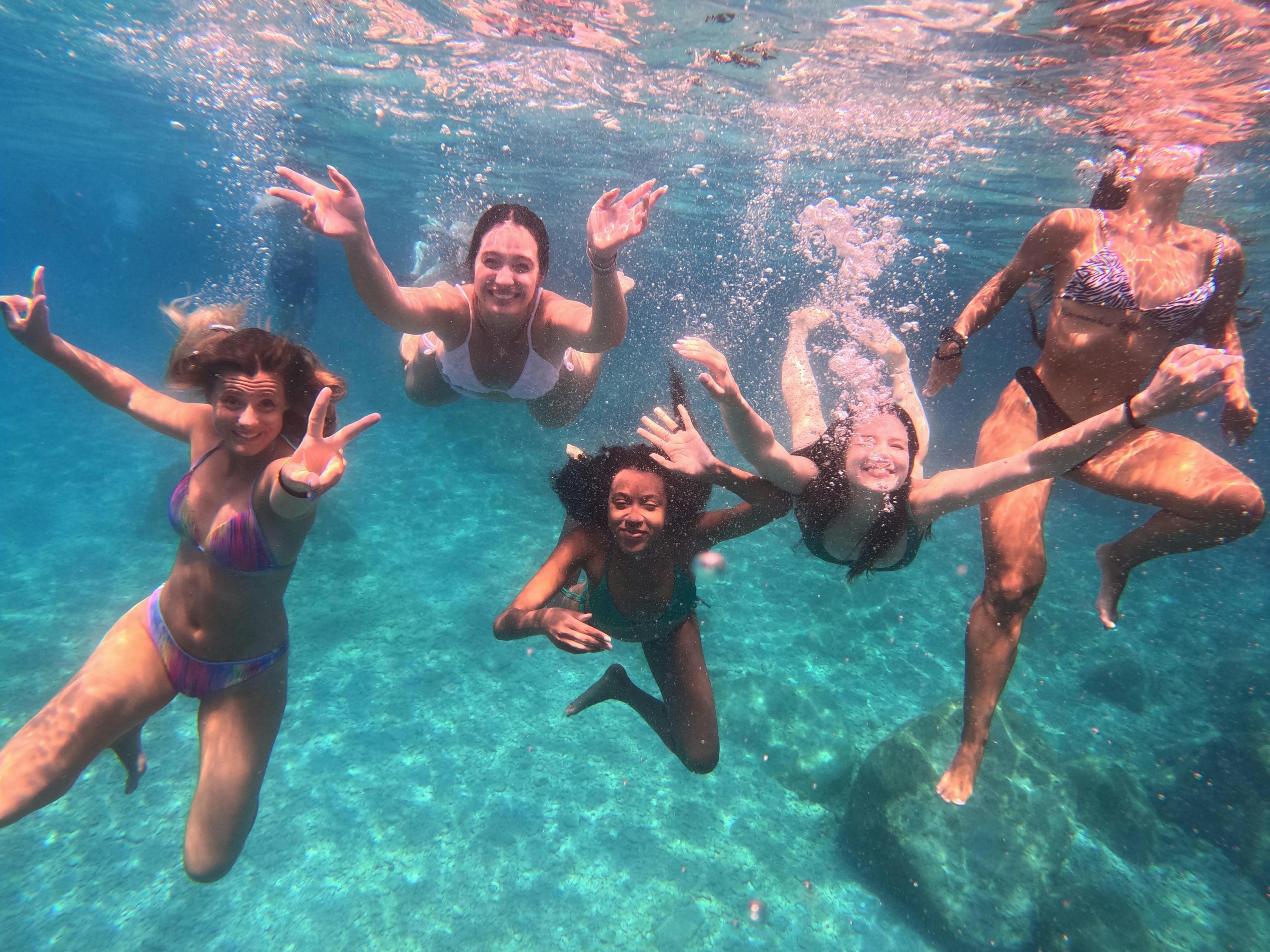 Gruppo di ragazzi sott'acqua a Rodi