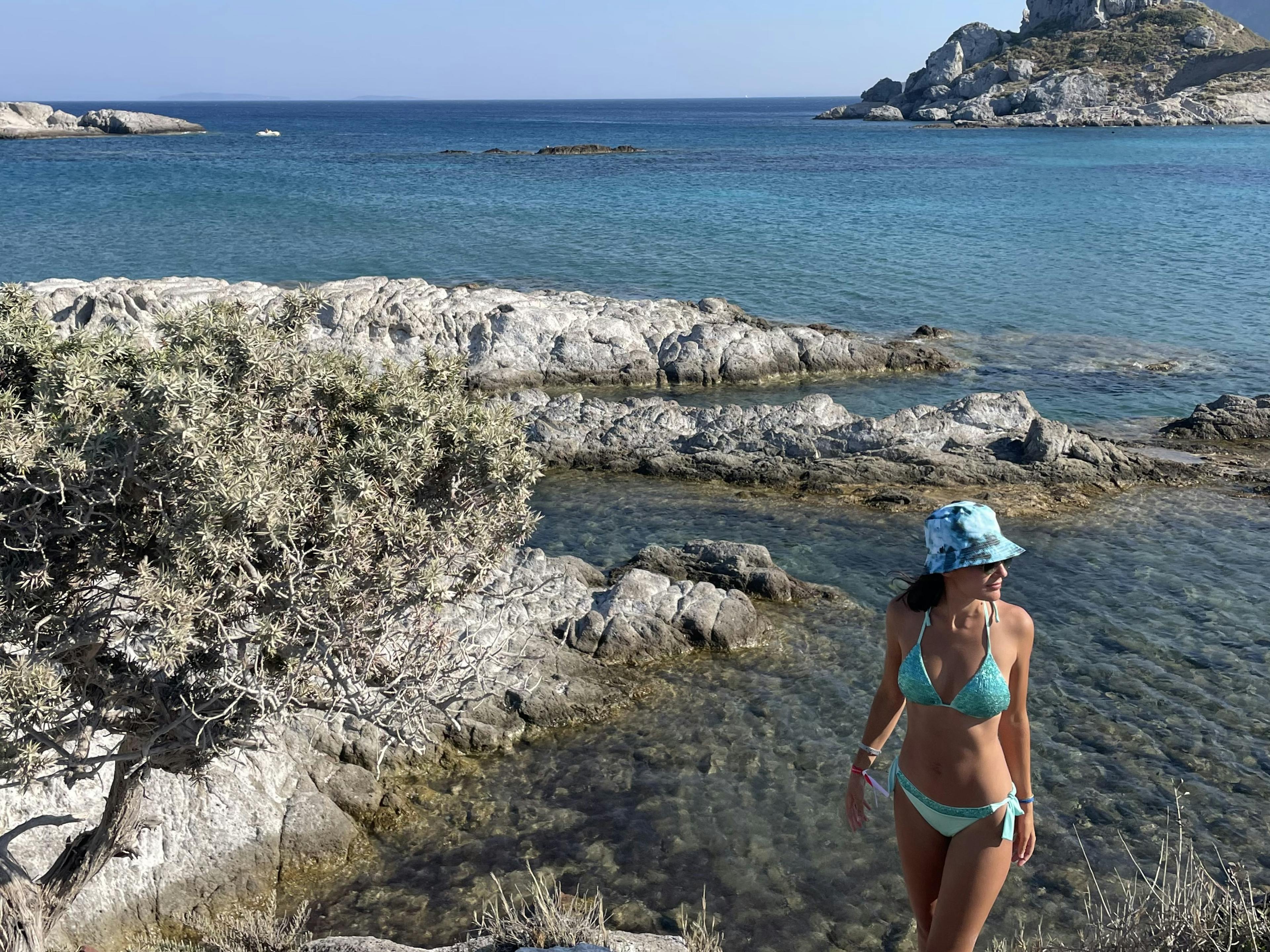 Ragazza in costume sulle coste di Rodi