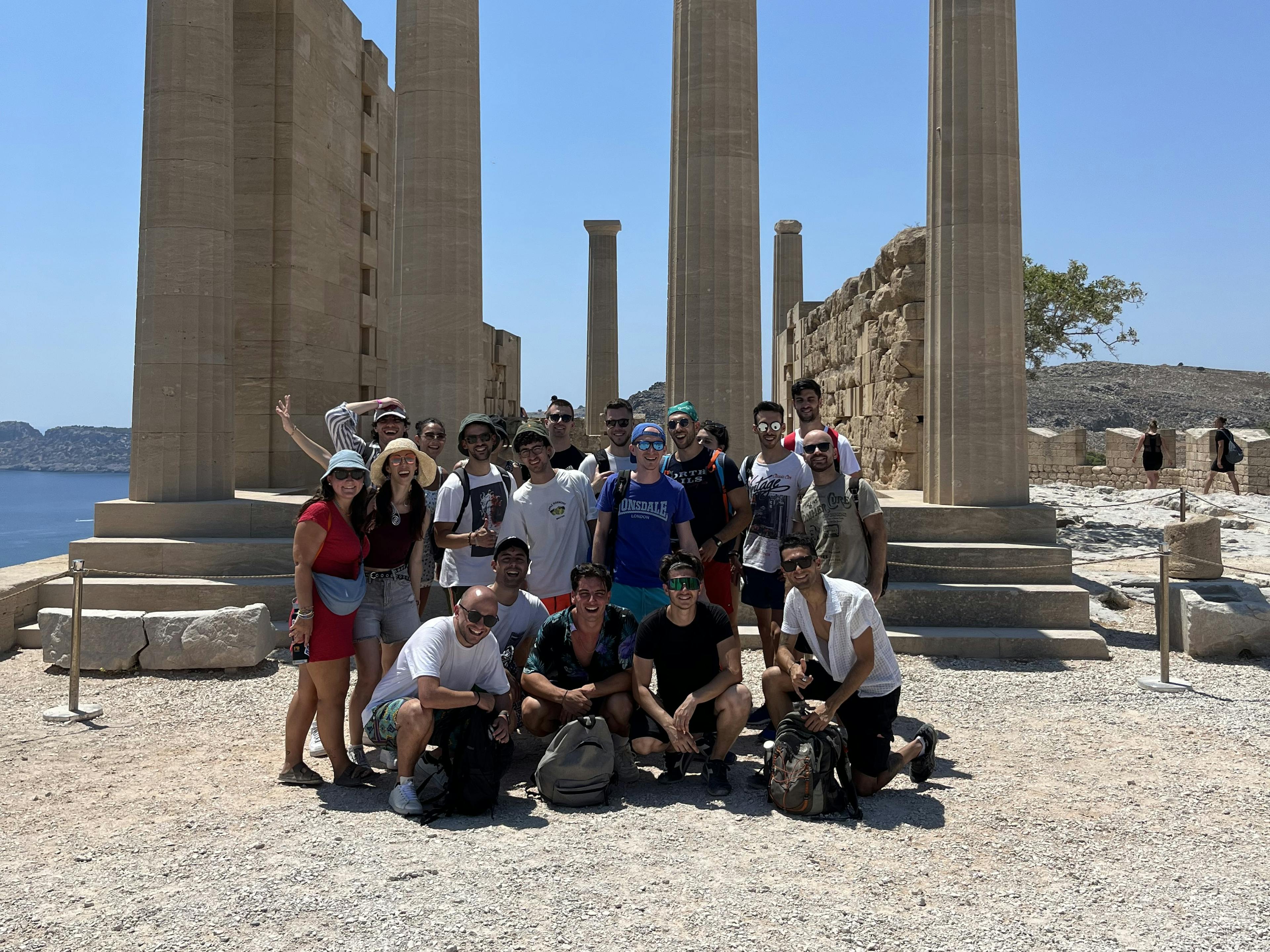 Gruppo di ragazzi alle rovine antiche a Rodi