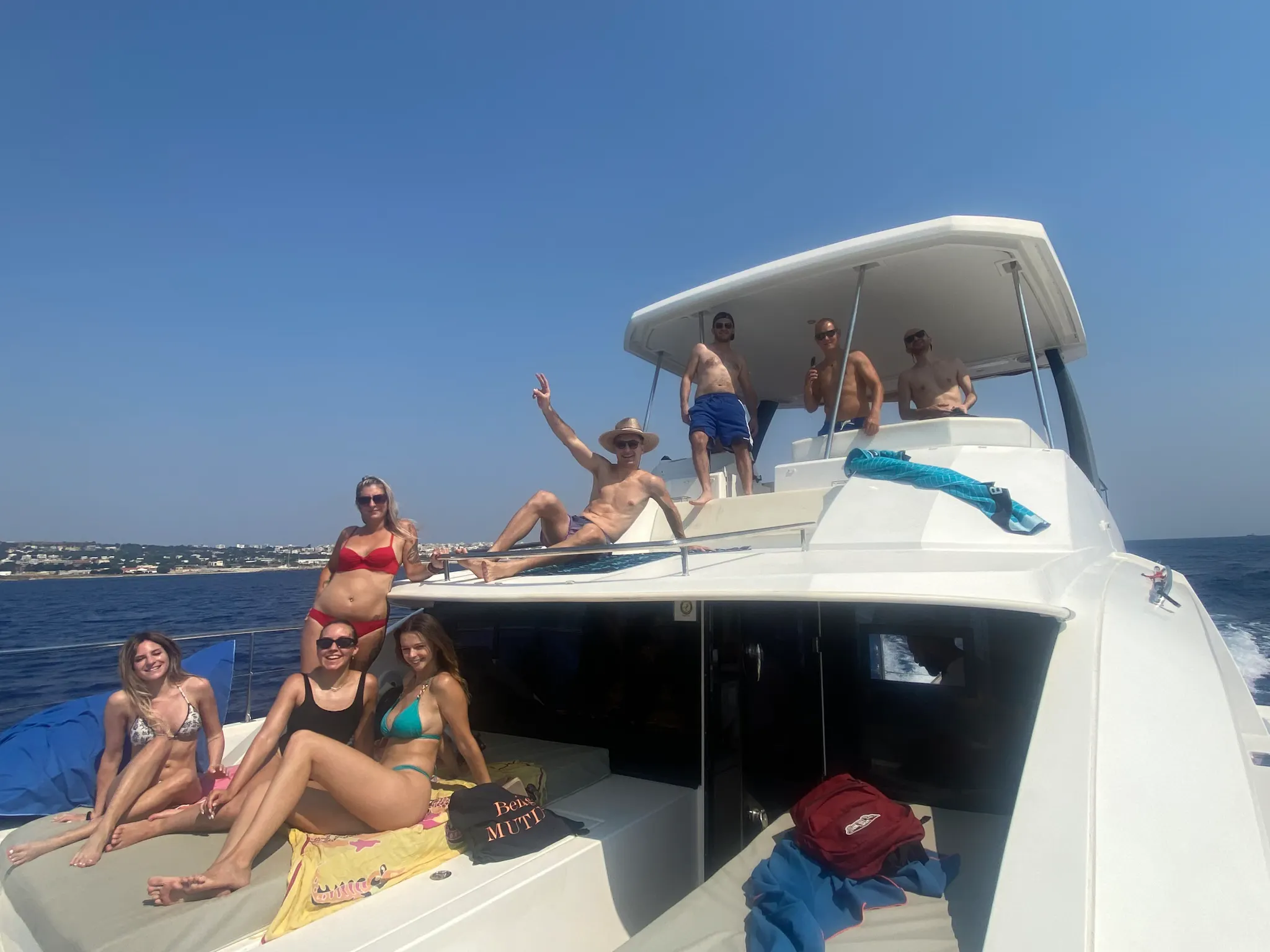 Gruppo di ragazzi sullo Yatch