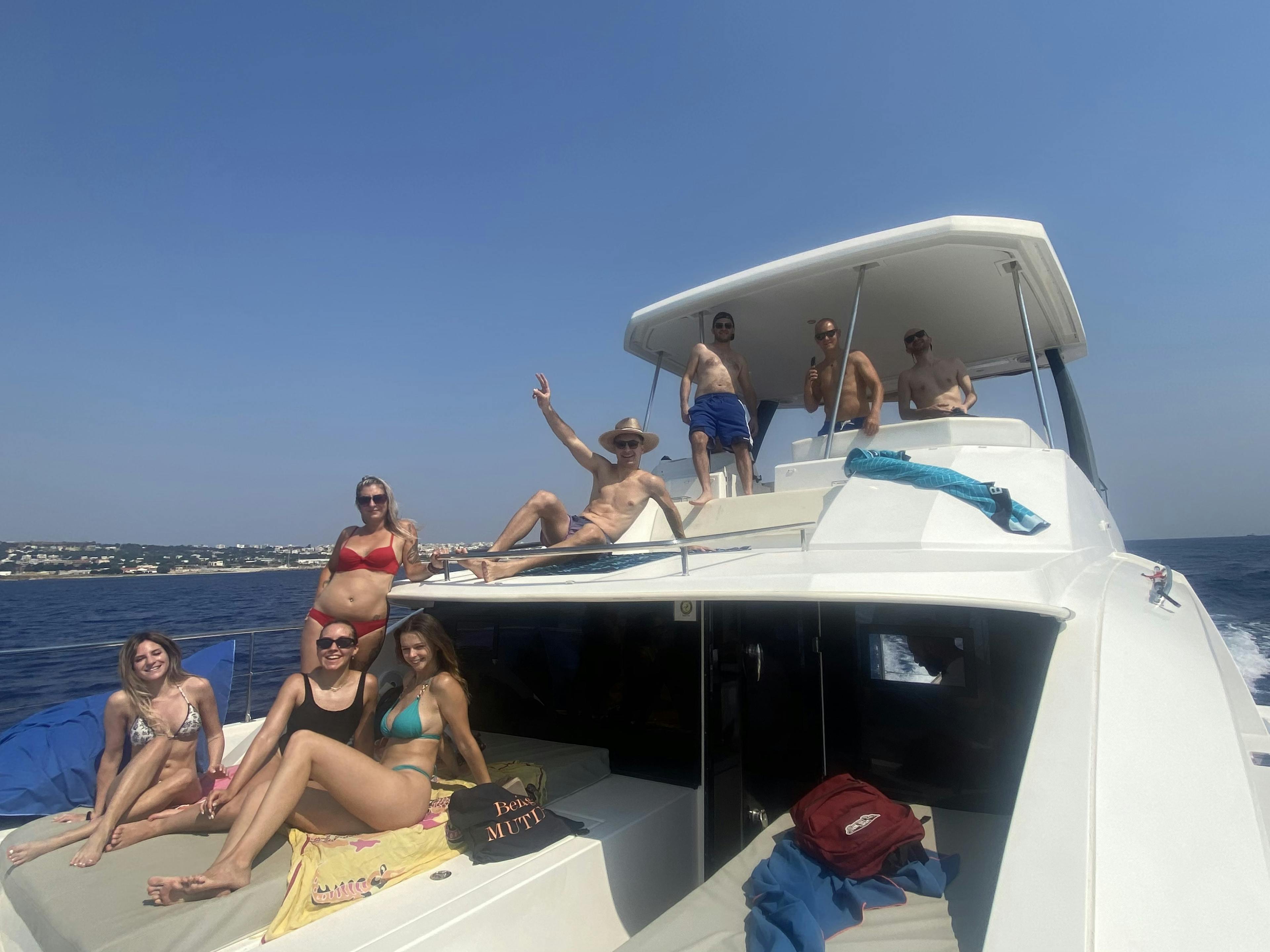 Gruppo di ragazzi sullo Yatch