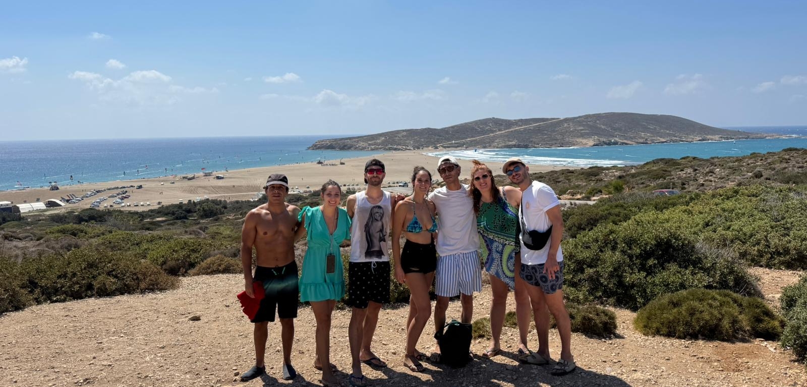 gruppo di ragazzi con vista sulle spiagge di Rodi