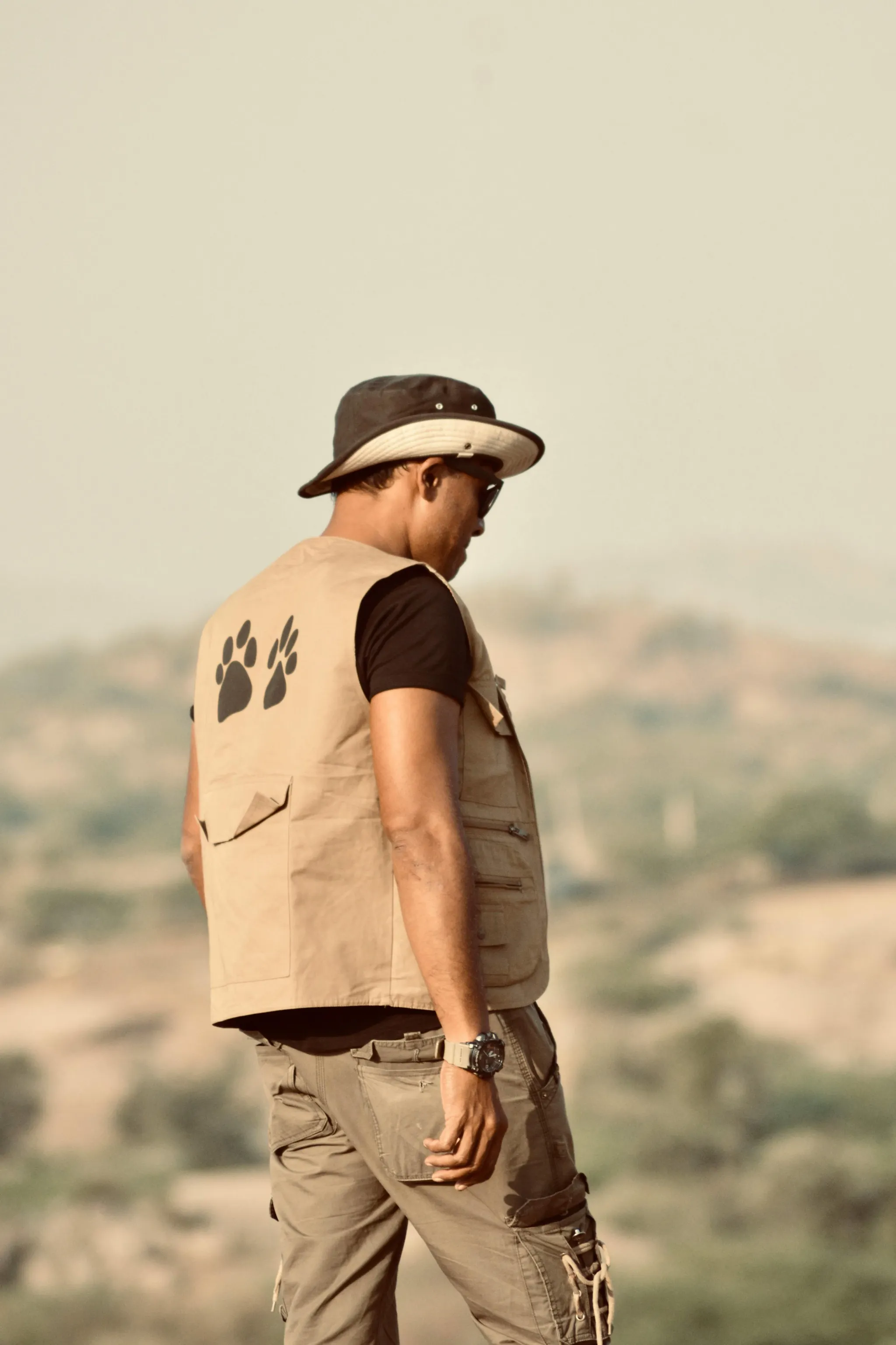 Cappello, occhiali da sole e scarpe comode per il safari