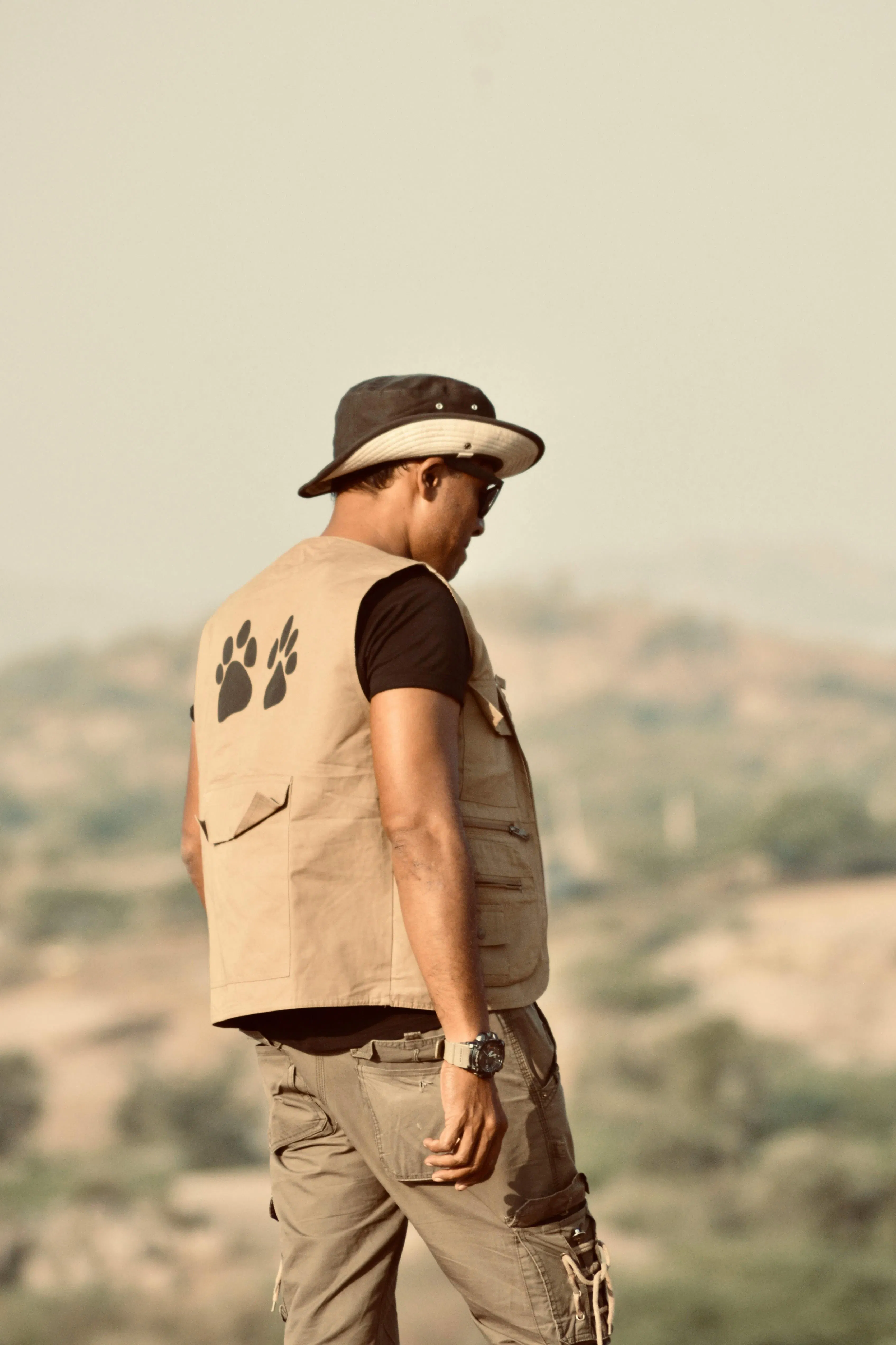 Cappello, occhiali da sole e scarpe comode per il safari