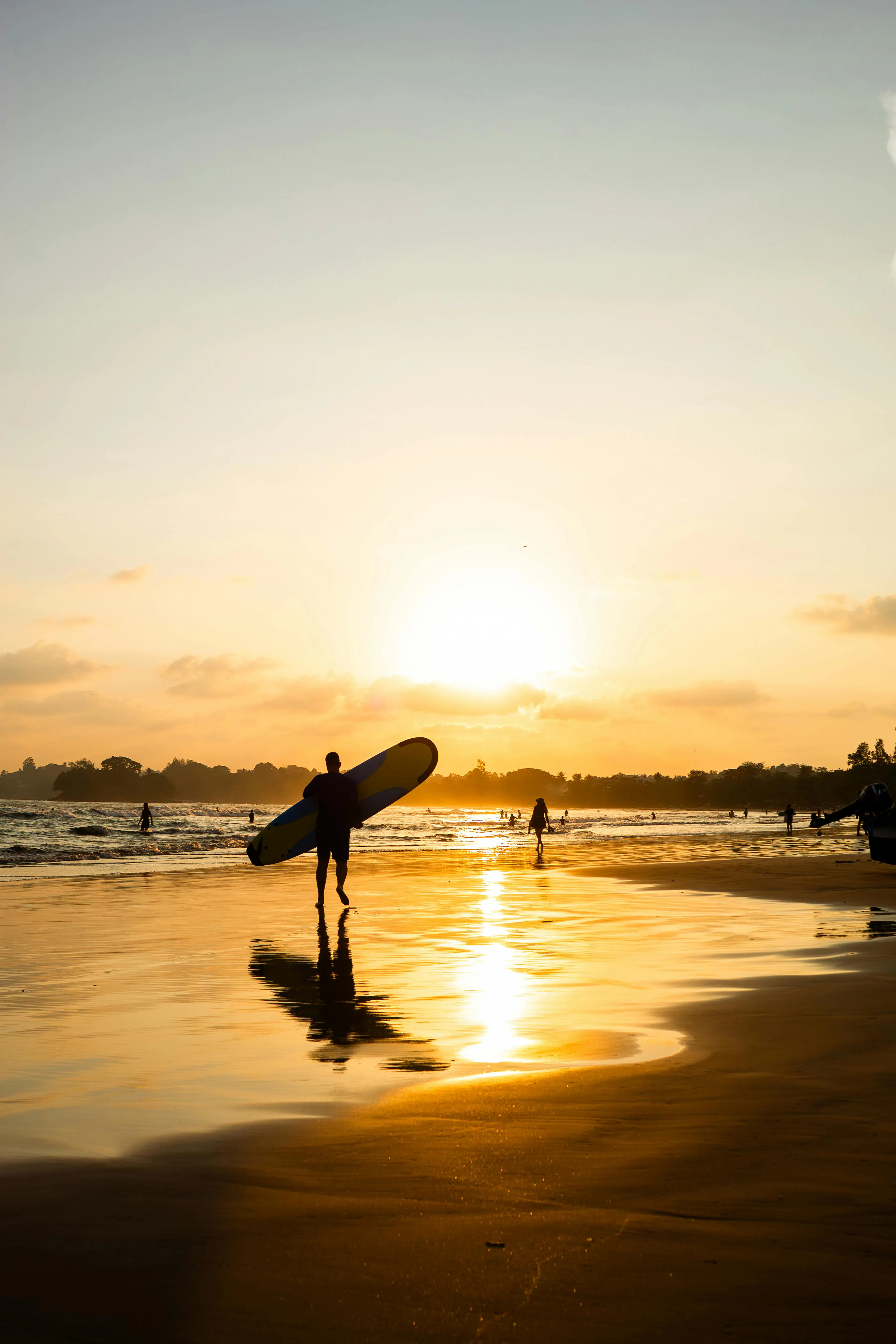 Fare surf al tramonto in Sri Lanka