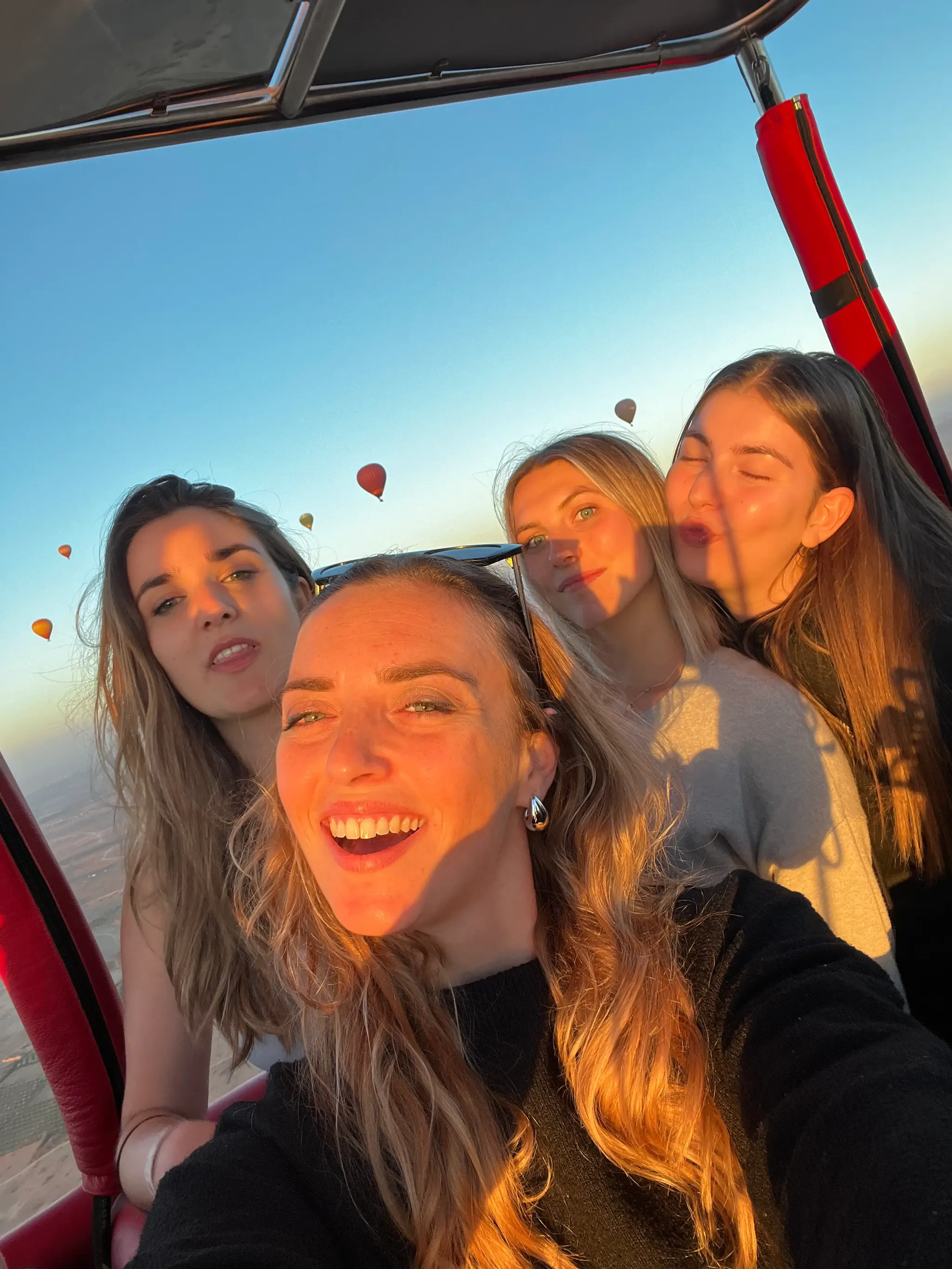 Ragazze su mongolfiera in marocco