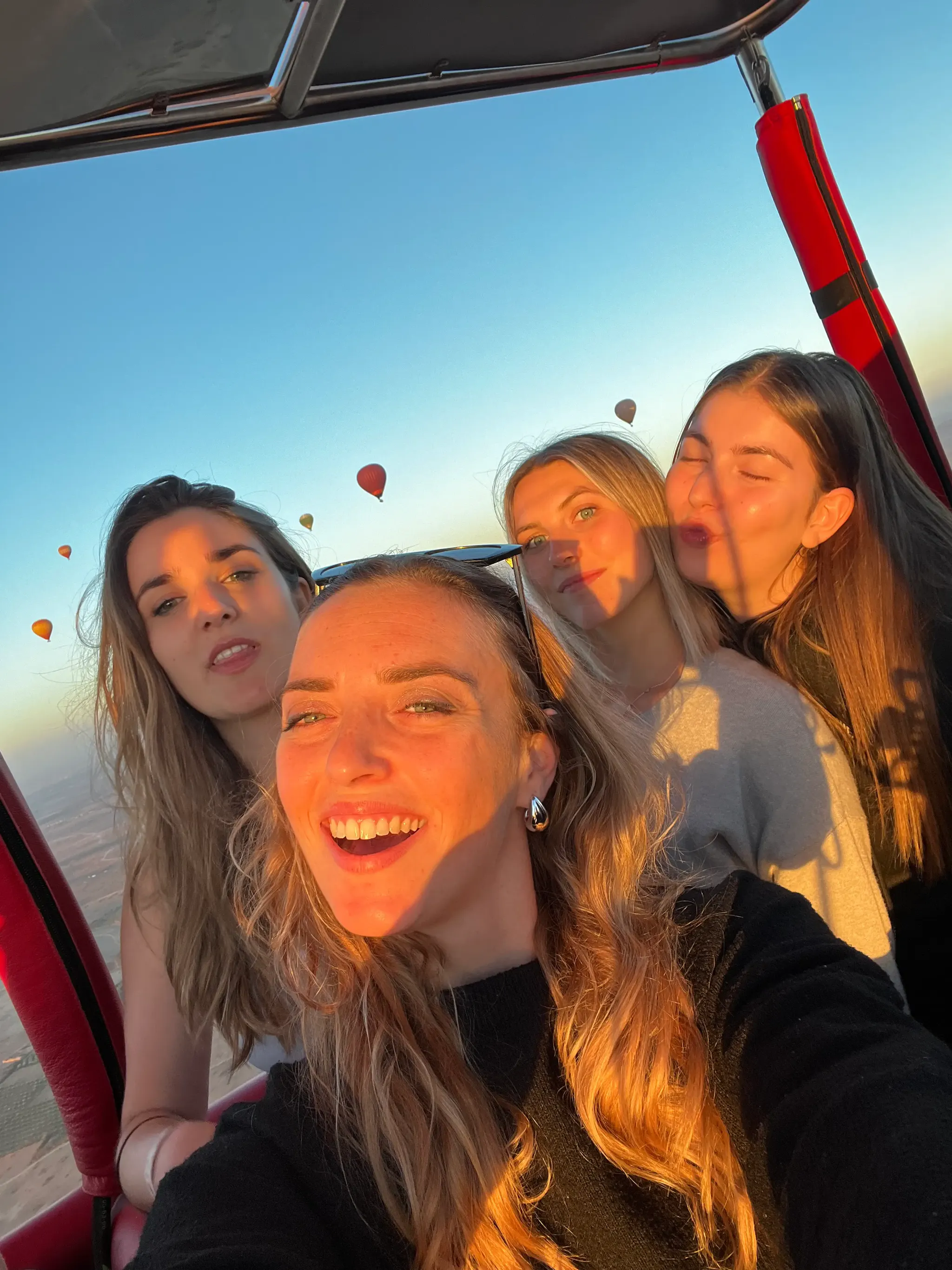 Ragazze su mongolfiera in marocco