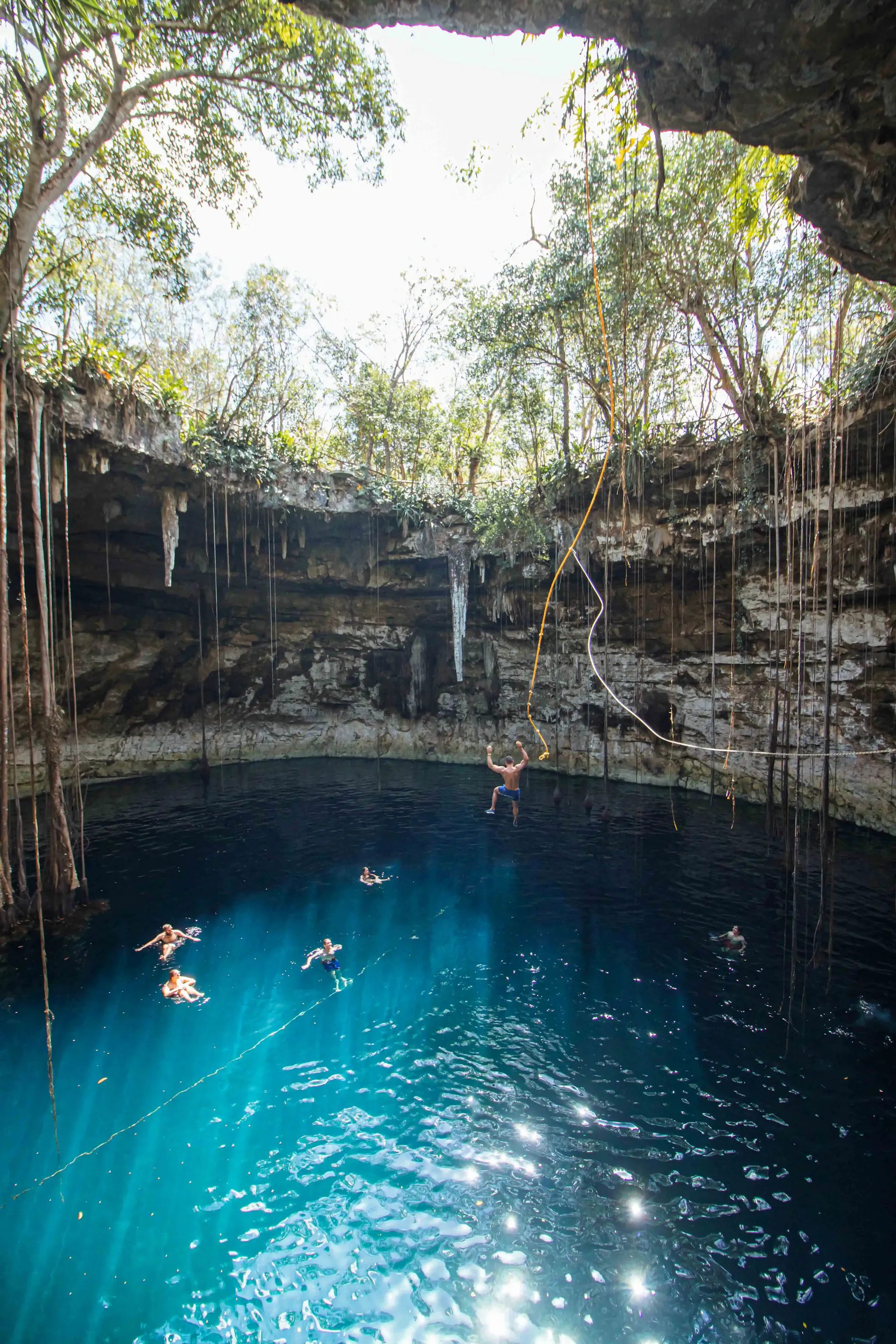 Persone che si tuffano in un Cenote in Messico