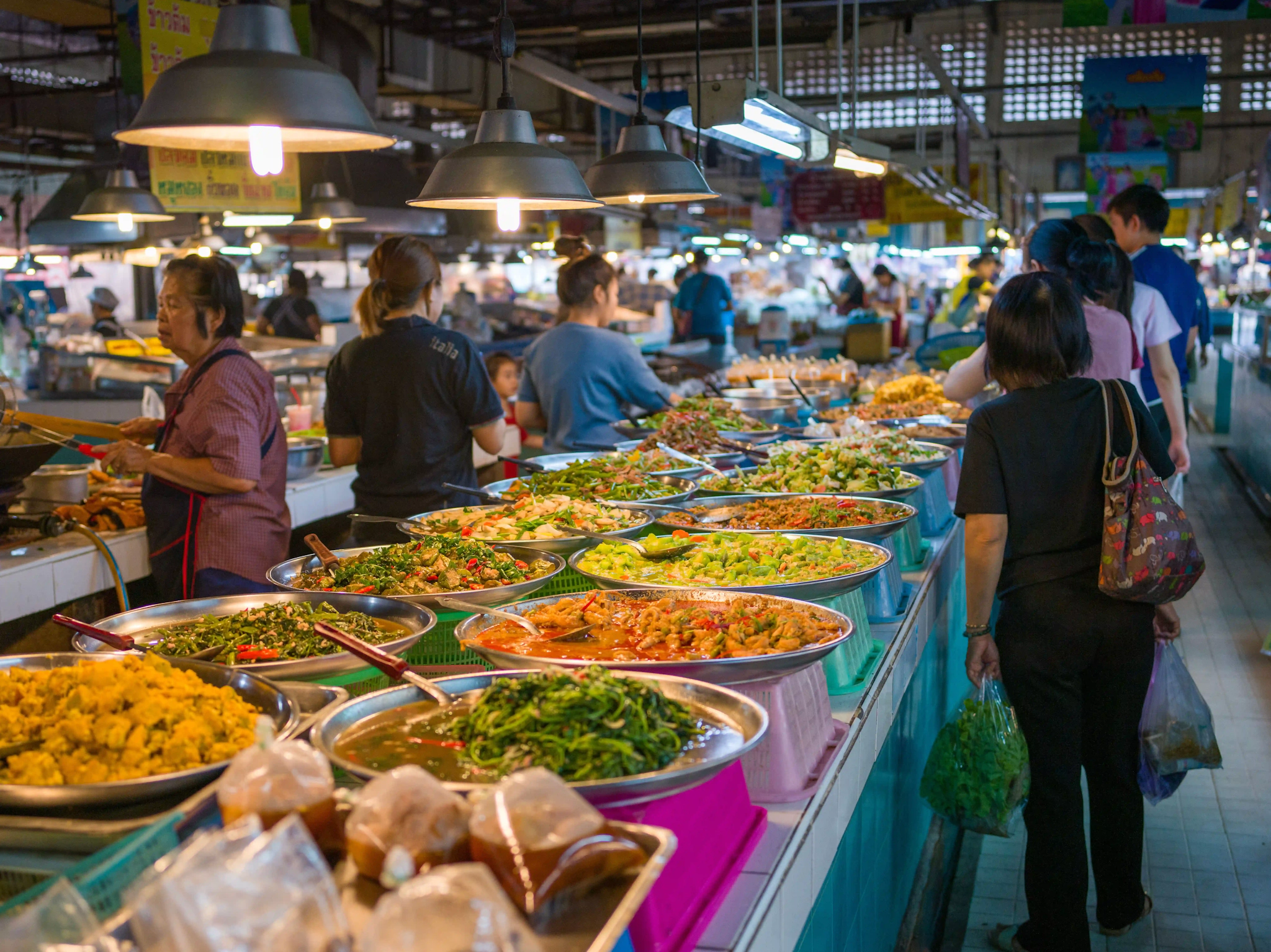 Un mercato thailandese dove mangiare piatti tipici
