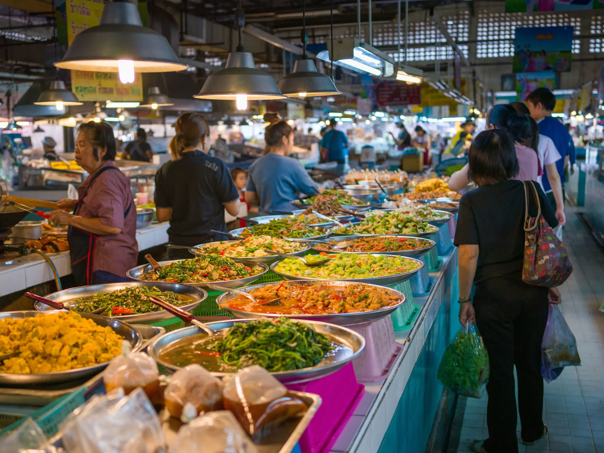 Un mercato thailandese dove mangiare piatti tipici