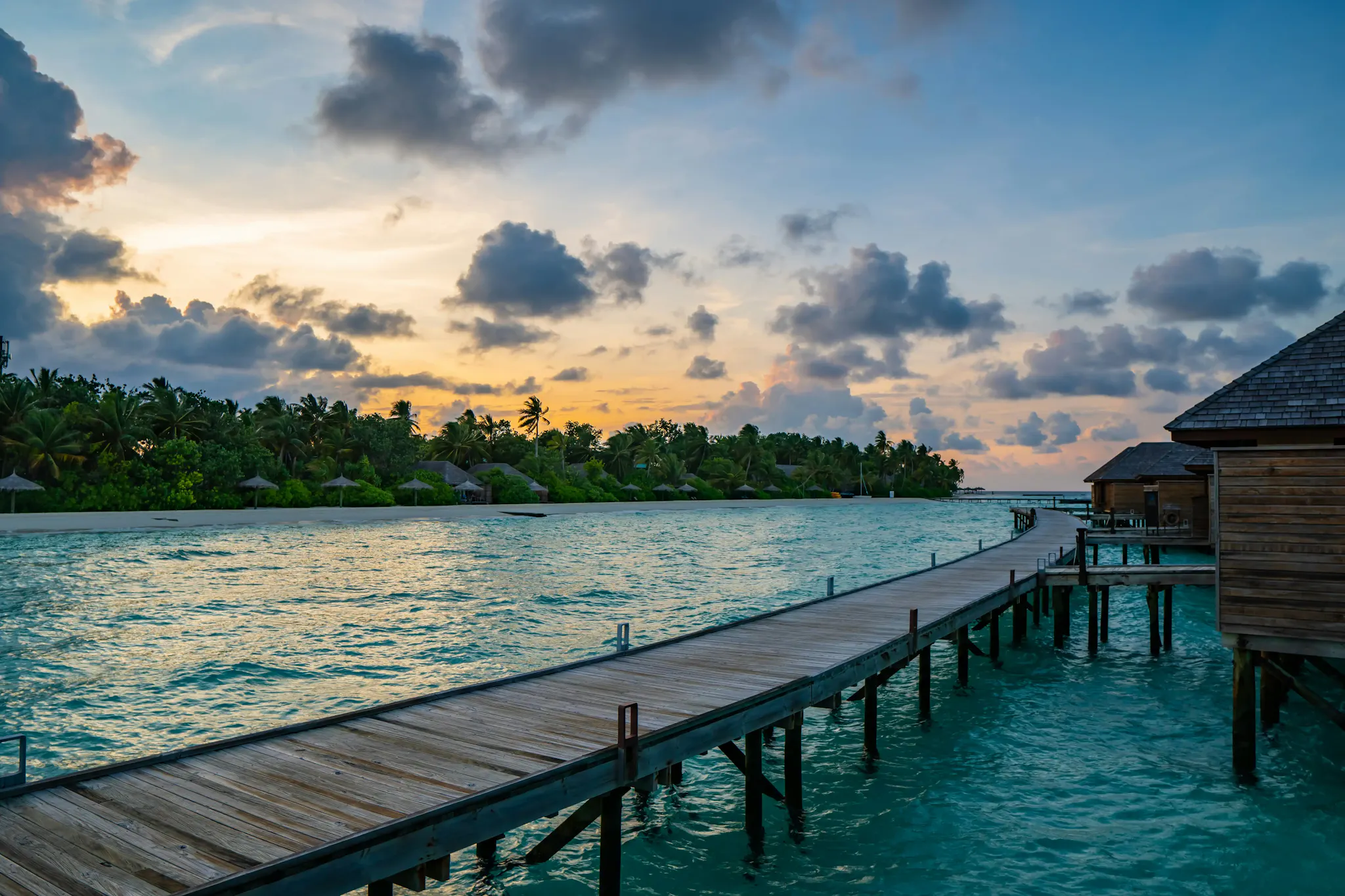 Romantico tramonto alle maldive