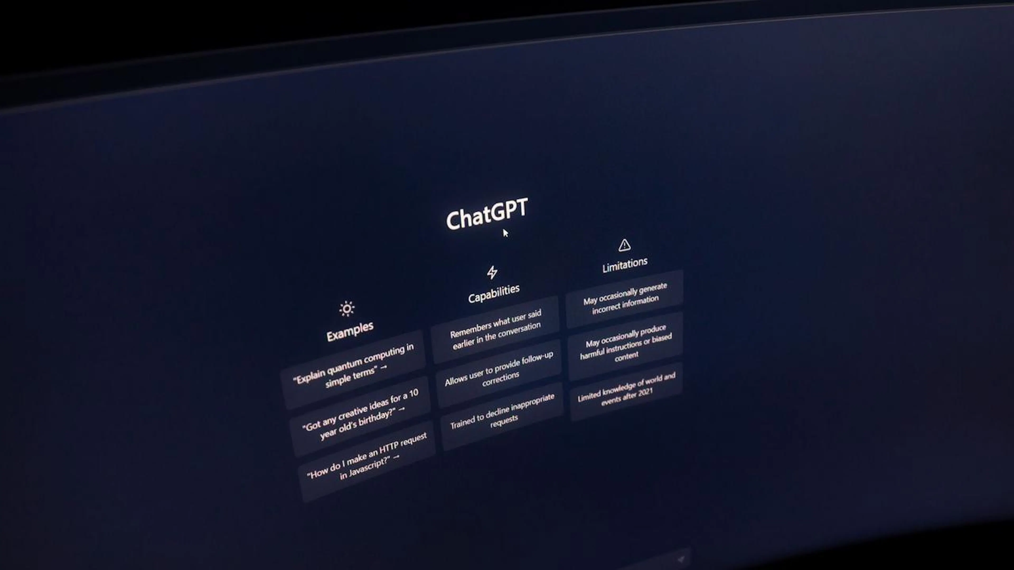 Uma interface digital com um chatbot de IA auxiliando um cliente em um cenário de atendimento empresarial.