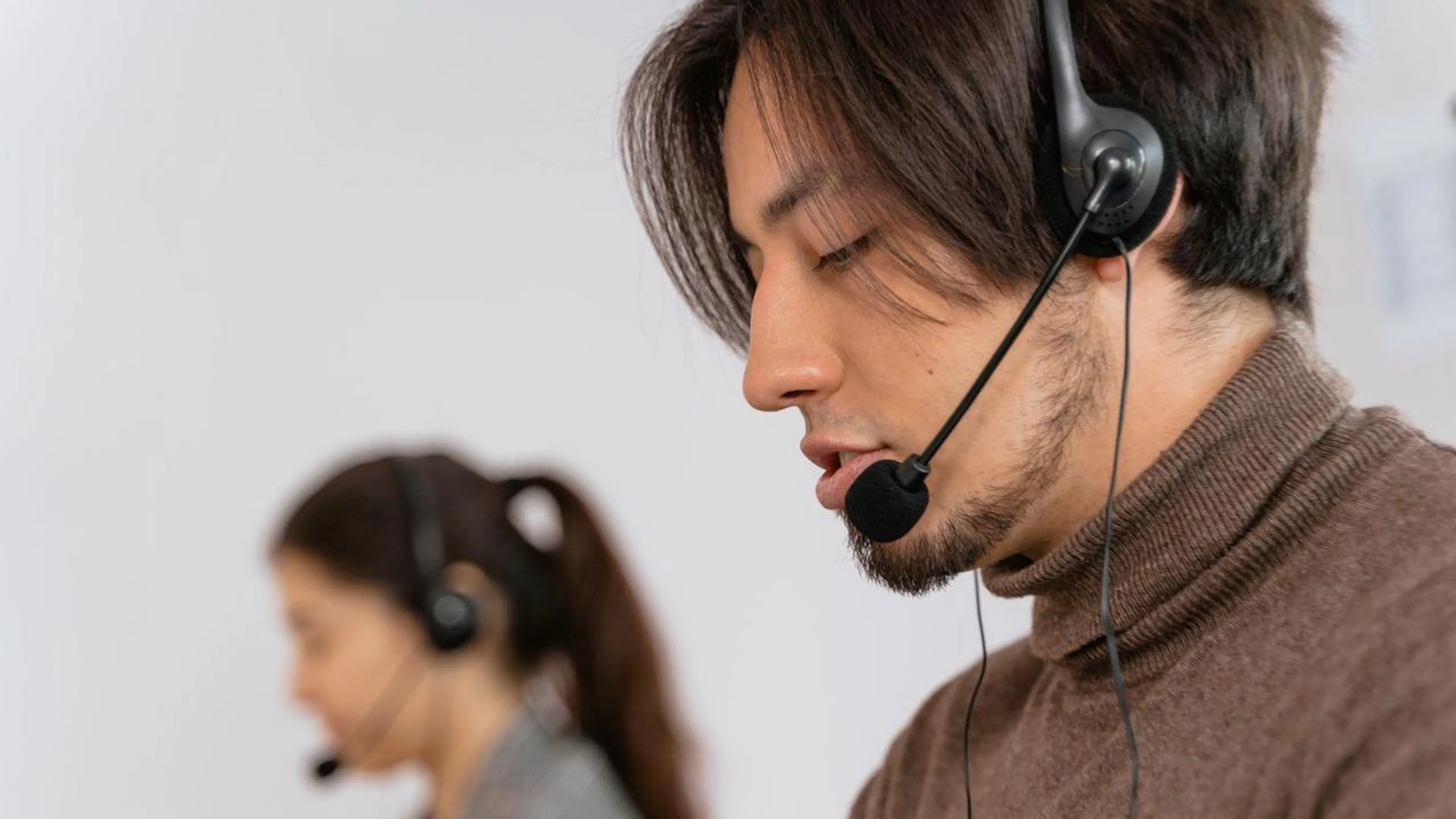 Agente de IA e equipe de atendimento humano trabalhando juntos para otimizar o suporte ao cliente.