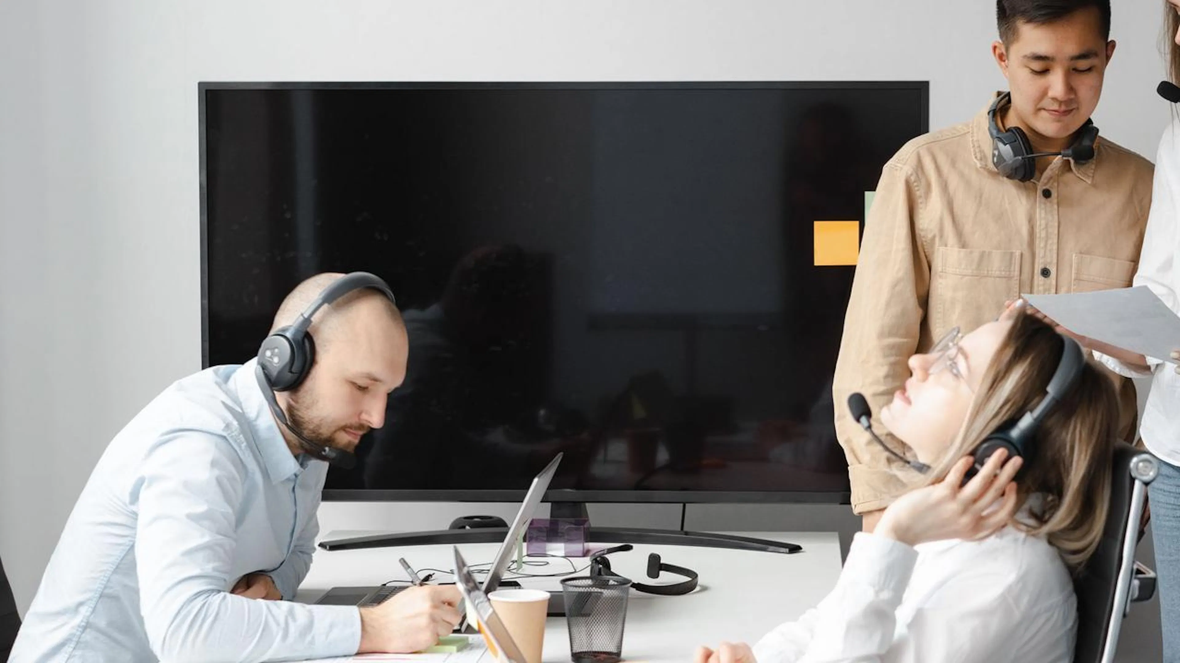 Equipe de atendimento ao cliente trabalhando em conjunto com um sistema de inteligência artificial para organizar conversas e melhorar o fluxo de trabalho.