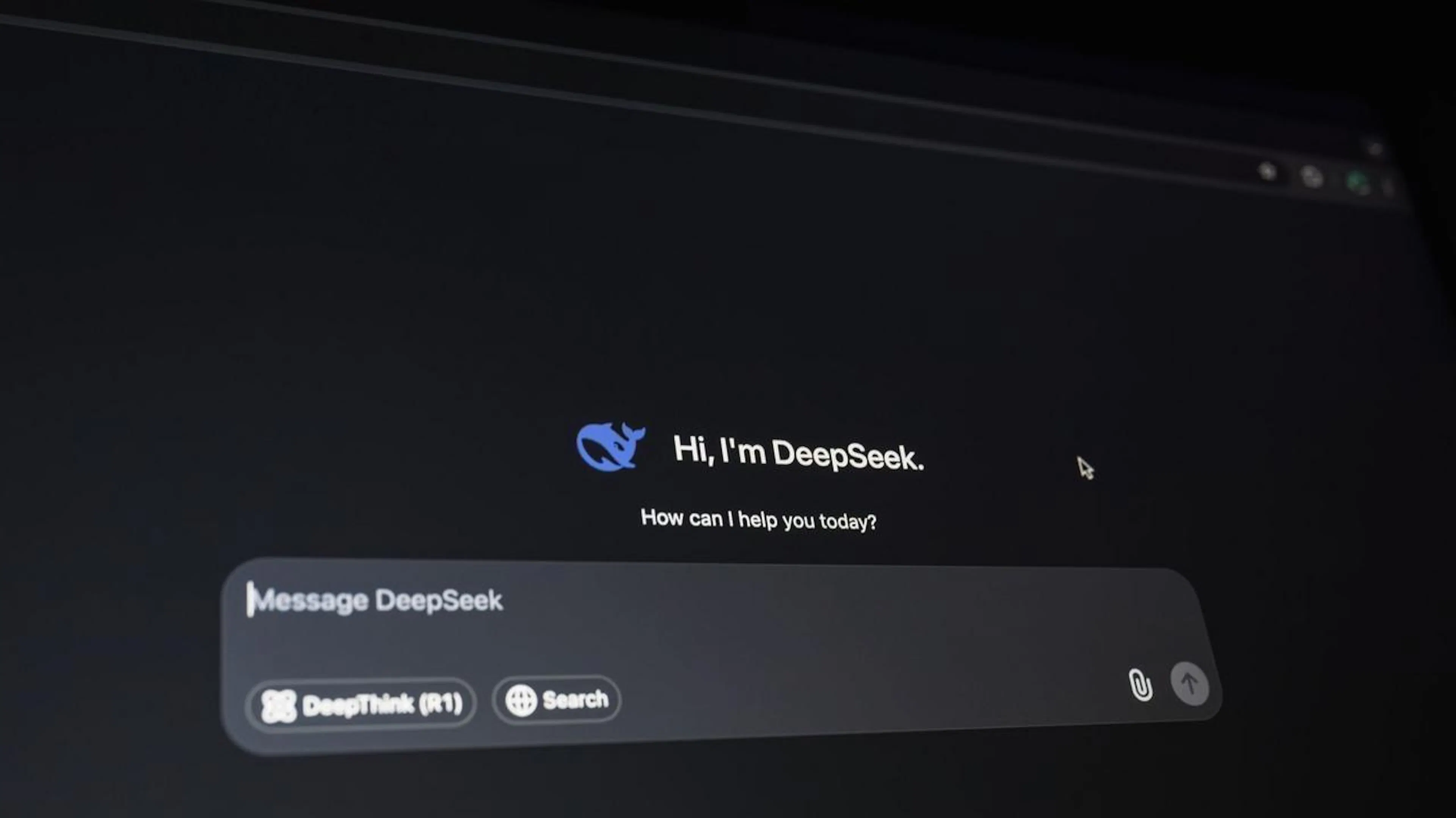 Representação visual de um chatbot de IA interagindo com um cliente em um contexto de atendimento empresarial, com a presença discreta de um agente humano monitorando.