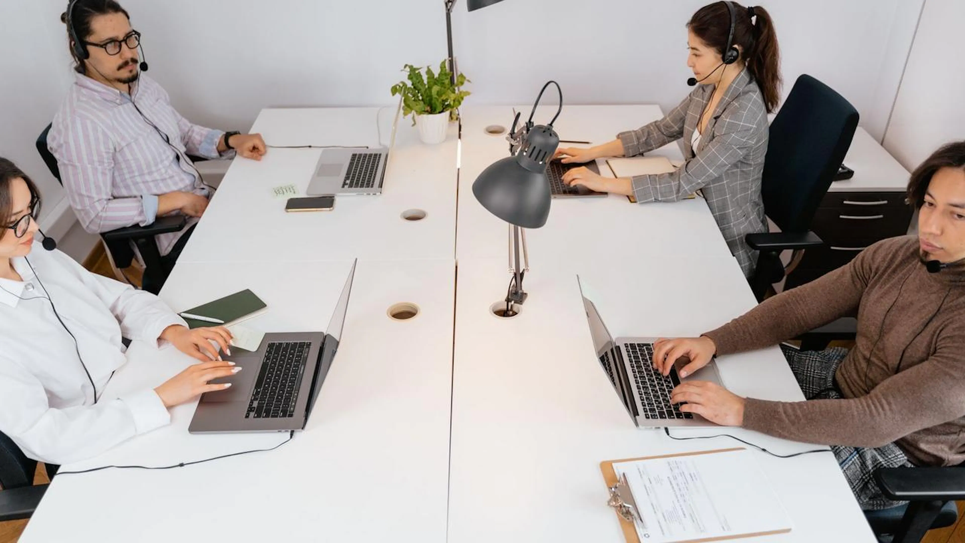 Time de atendimento ao cliente gerenciando conversas no WhatsApp em um ambiente de escritório organizado.