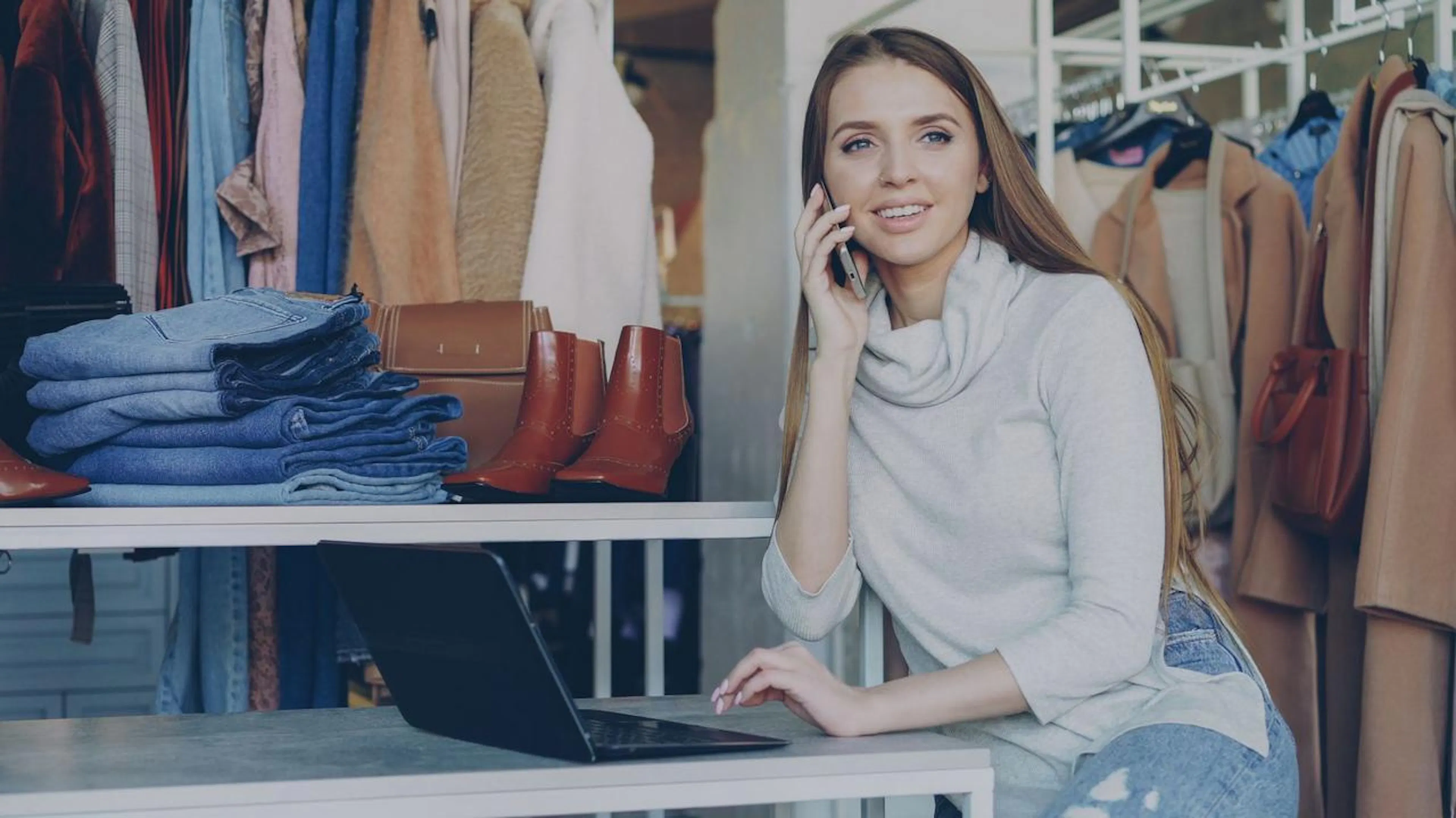 Profissionais de atendimento trabalhando juntos em um escritório digital, focados na experiência do cliente e comunicação online.