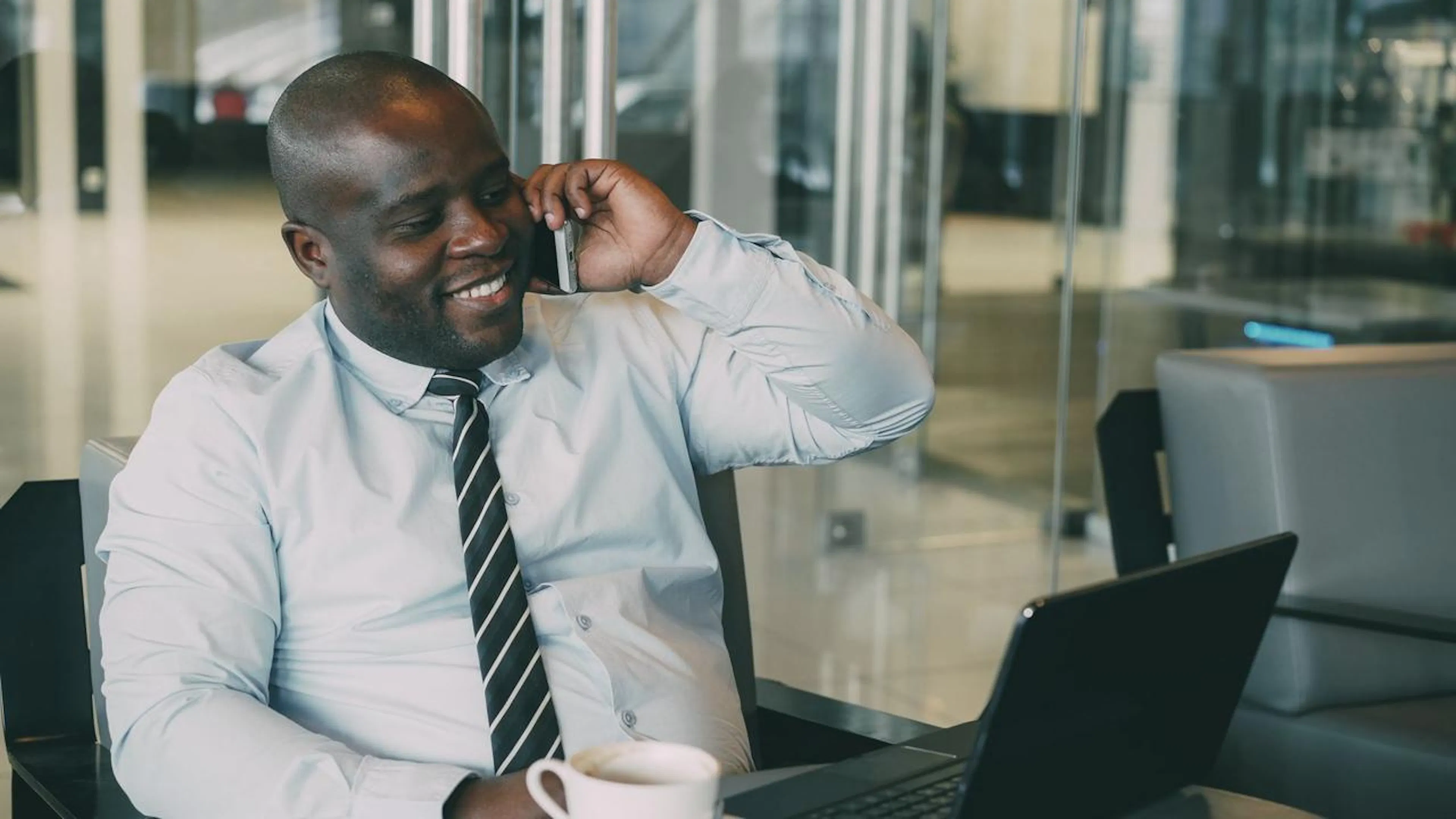 Profissionais de uma equipe de atendimento utilizando WhatsApp Business em ambiente corporativo.