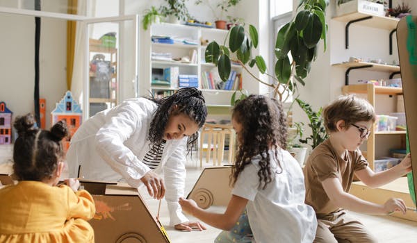 Transforma las cajas de cartón en divertidos juguetes para los niños 