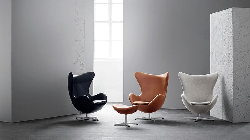 La silla egg se cree que está inspirada en la "silla del útero" de Eero Saarinen.