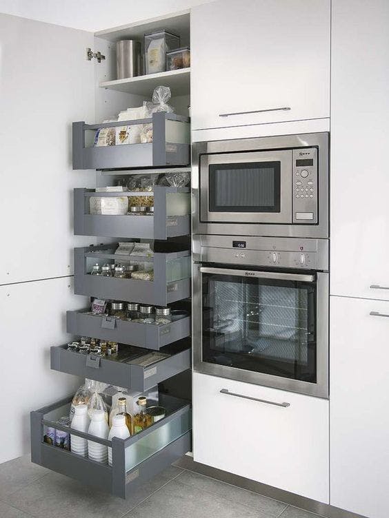 Un correcto almacenamiento en la cocina es esencial para mantener el orden.
