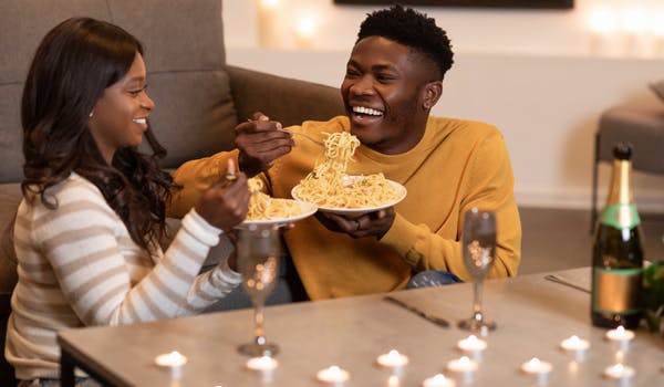 Empieza tu San Valentín con una cena especial para dos. 