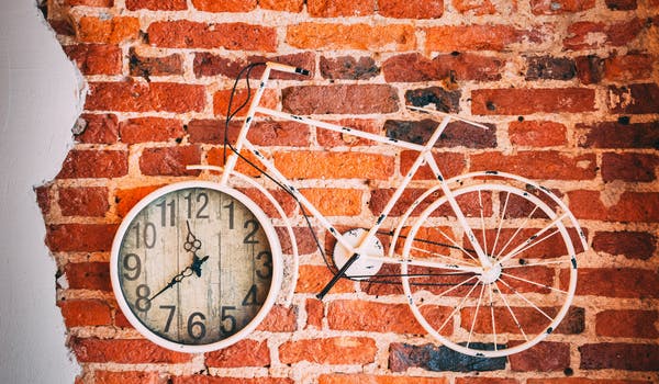 Rueda de una bicicleta como un reloj colgado en la pared 