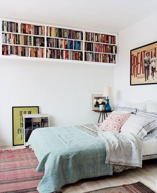Colocar un estante con libros pegado al techo ayuda a aprovechar espacio. 