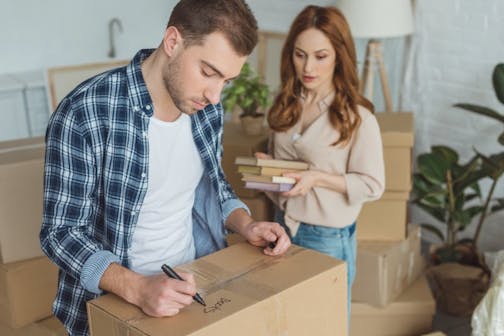 Rotular las cajas facilita el proceso de hacer una mudanza