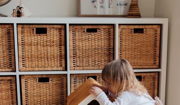 Módulo horizontal con cajones de mimbre para guardar los juguetes de tus hijos