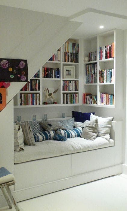 Estantería llena de libros encima de tu cama