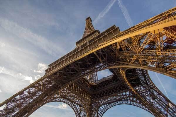 La Torre Eiffel crece en verano. 