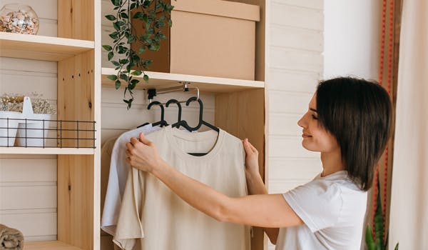 Descubre las ventajas de organizar correctamente tu armario. 