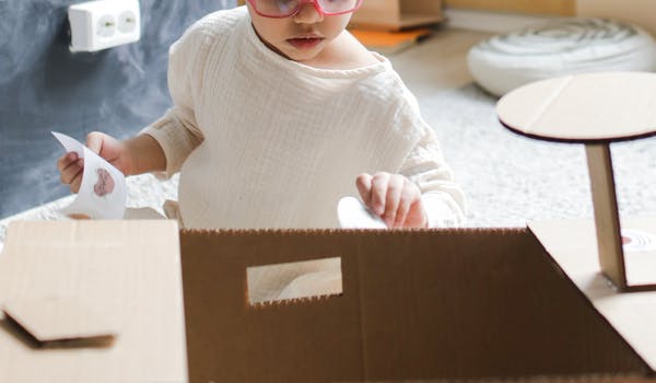 Organización de juguetes en cajas 