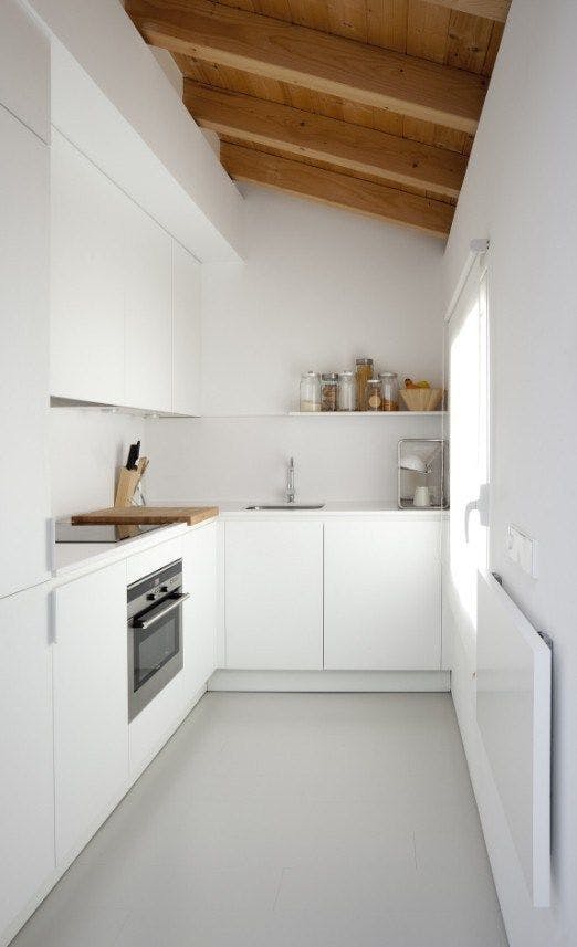 Para cocinas pequeñas cuelga la mesa a la pared para ahorrar espacio.
