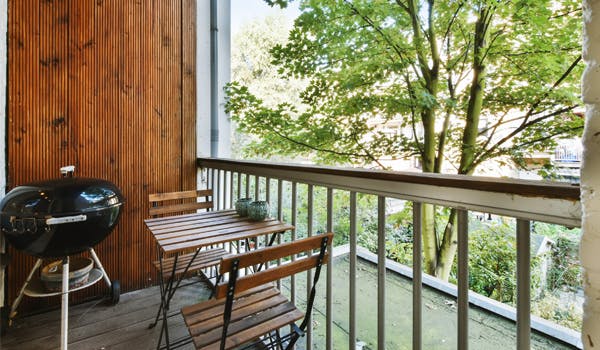 Incluye mobiliario plegable en el balcón. 