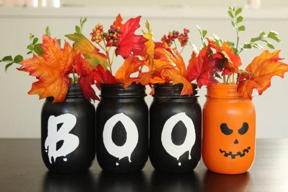 Pinta los vasos de colores para darles un toque original en Halloween.