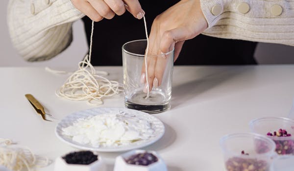 Sigue los consejos básicos para crear velas aromáticas. 